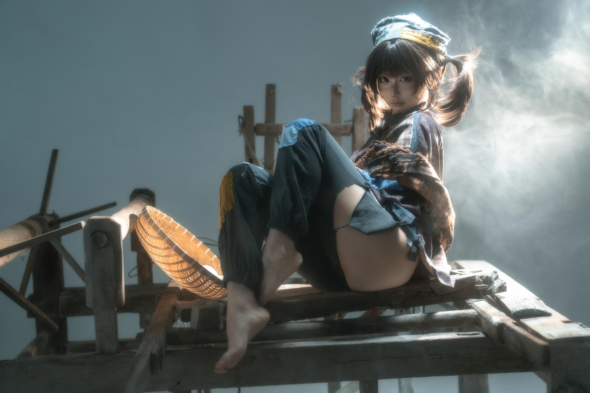 [写真] 蠢沫沫 - 小乞丐：破旧工装烟雾场景美腿 23P1V