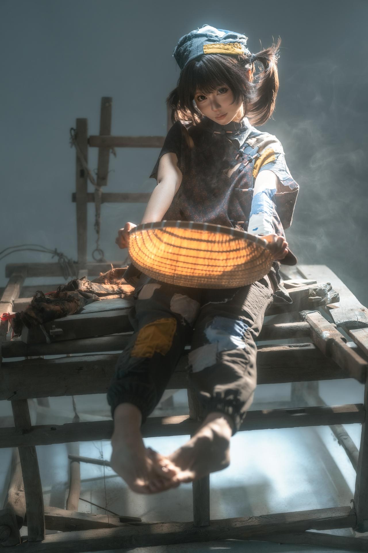 [写真] 蠢沫沫 - 小乞丐：破旧工装烟雾场景美腿 23P1V