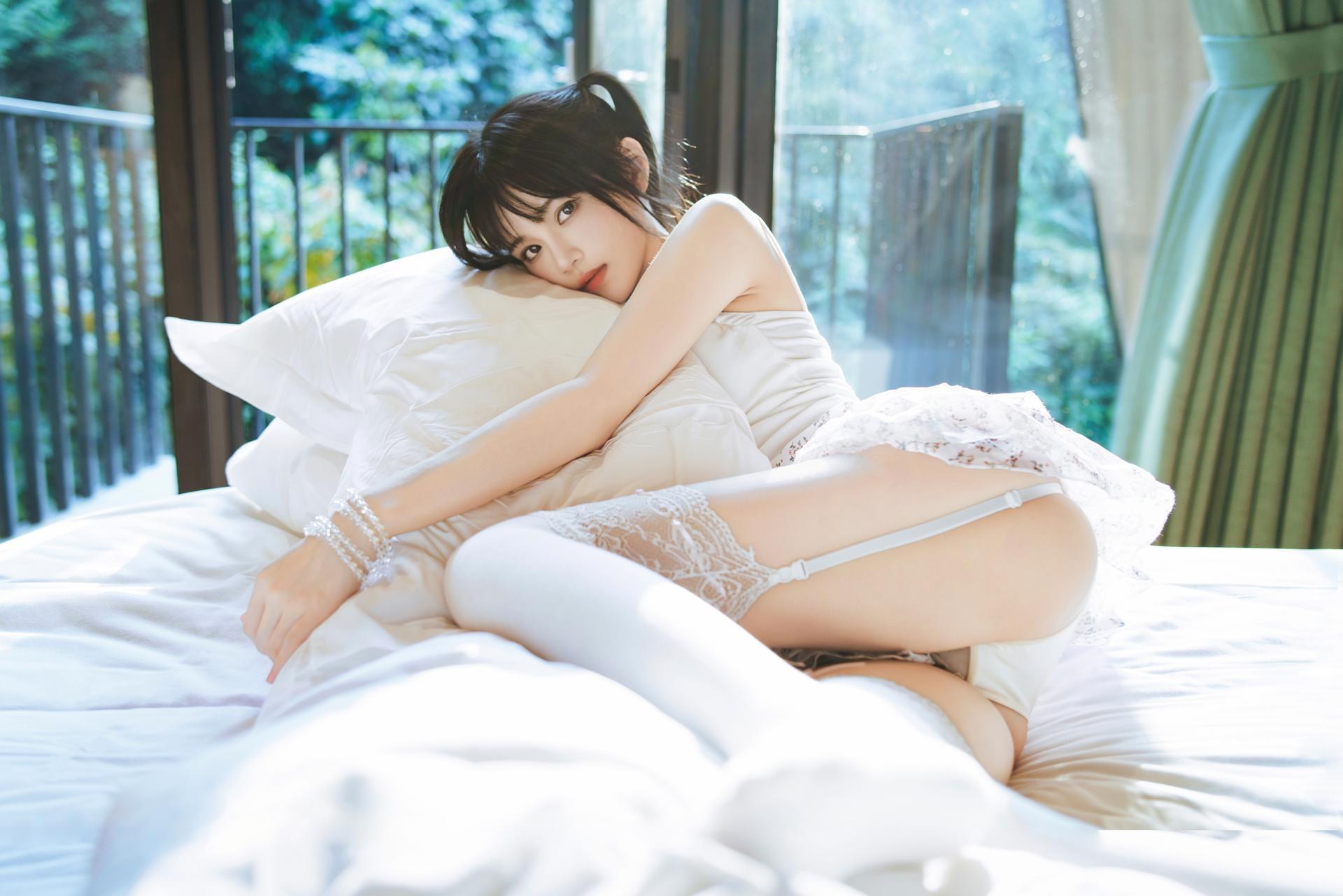 [私房] 桜桃喵 - 春日碎花：白丝碎花裙床边私房 57P1V