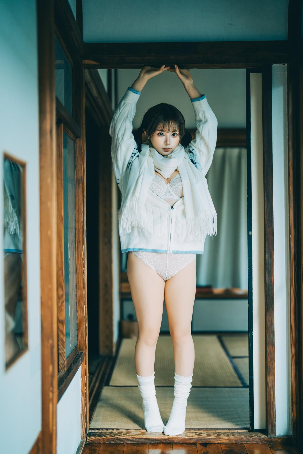 [私房] 蠢沫沫 - 情人节：白色蕾丝内衣木屋私房 26P