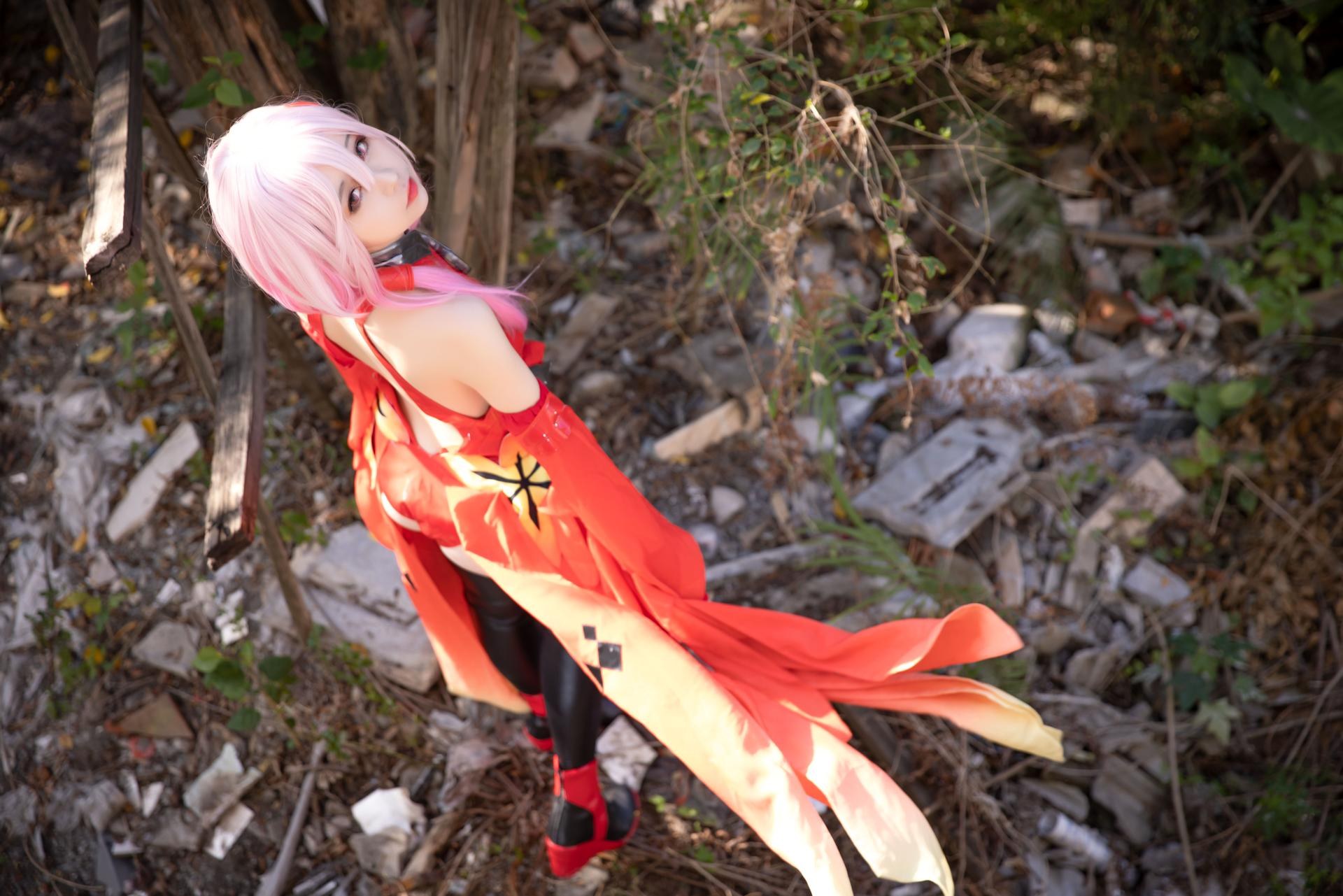 [cosplay] G44不会受伤 - 罪恶王冠楪祈：红裙废墟长发美腿 20P