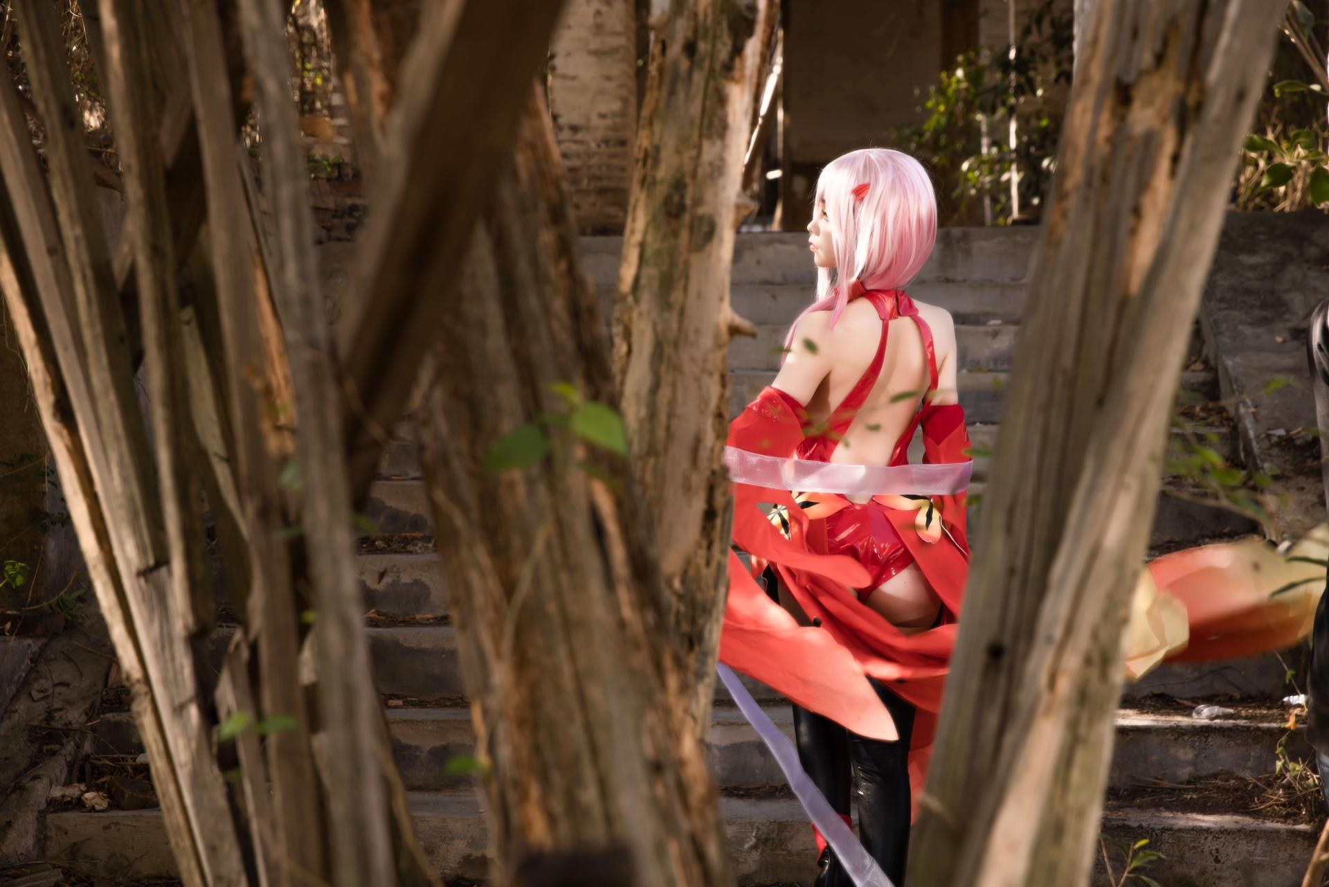 [cosplay] G44不会受伤 - 罪恶王冠楪祈：红裙废墟长发美腿 20P