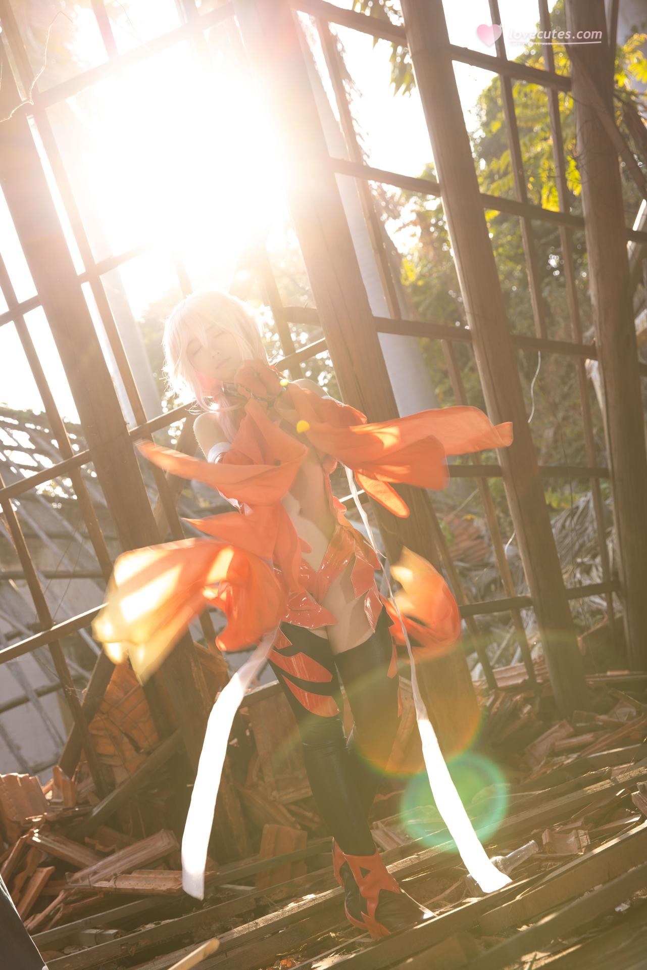 [cosplay] G44不会受伤 - 罪恶王冠楪祈：红裙废墟长发美腿 20P