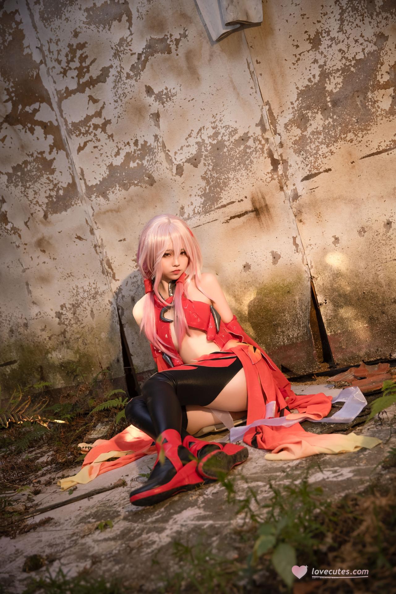 [cosplay] G44不会受伤 - 罪恶王冠楪祈：红裙废墟长发美腿 20P