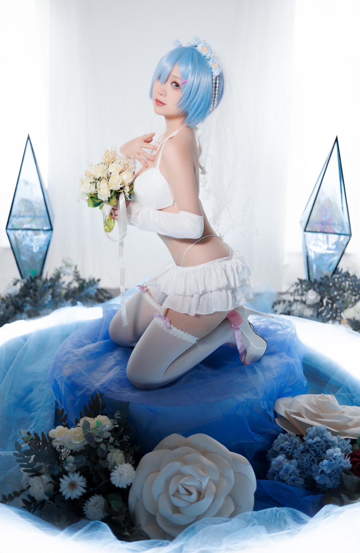 [cosplay] 樱落酱w - 蕾姆花嫁：蓝发婚纱白丝美腿 25P