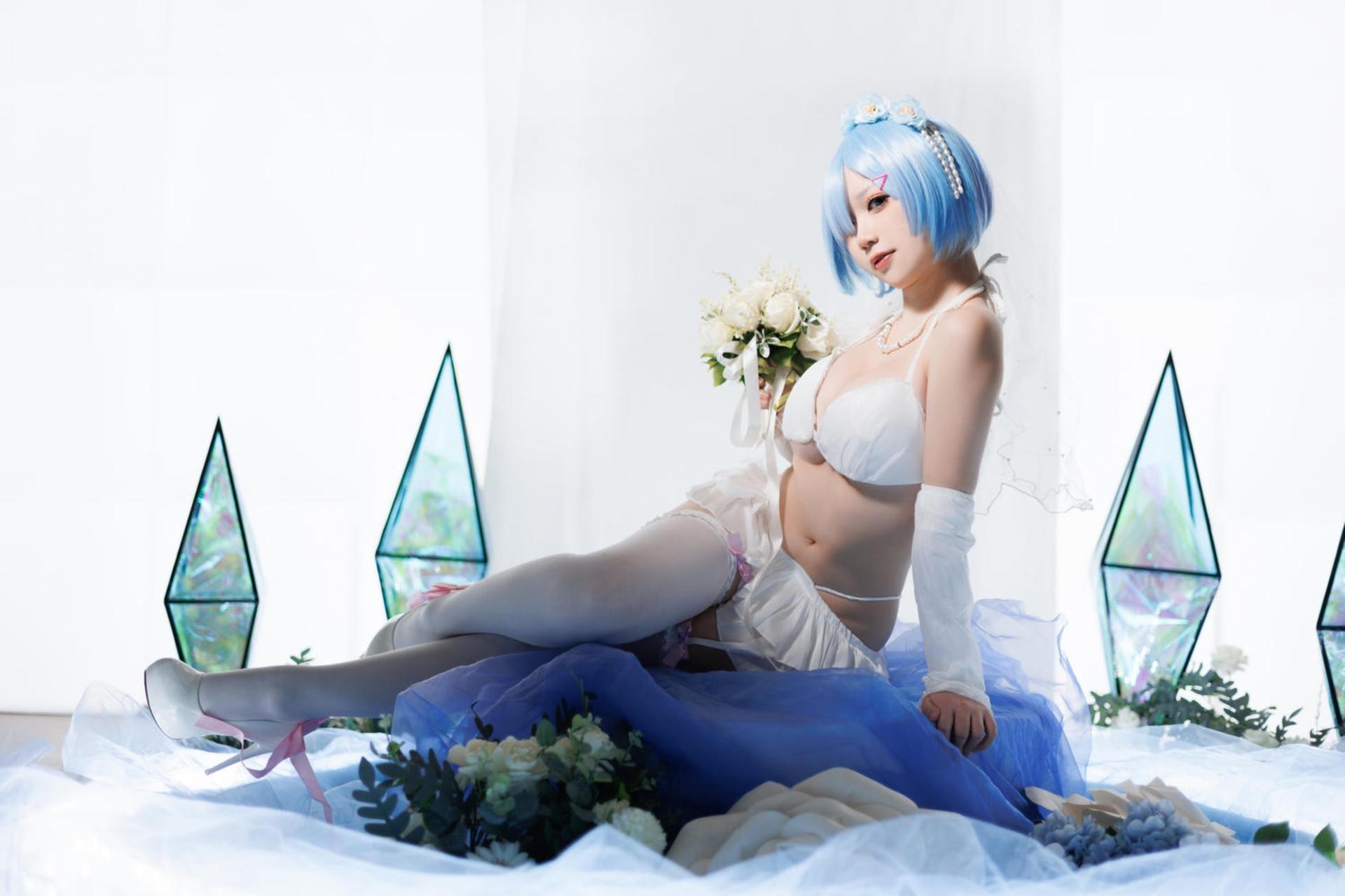 [cosplay] 樱落酱w - 蕾姆花嫁：蓝发婚纱白丝美腿 25P