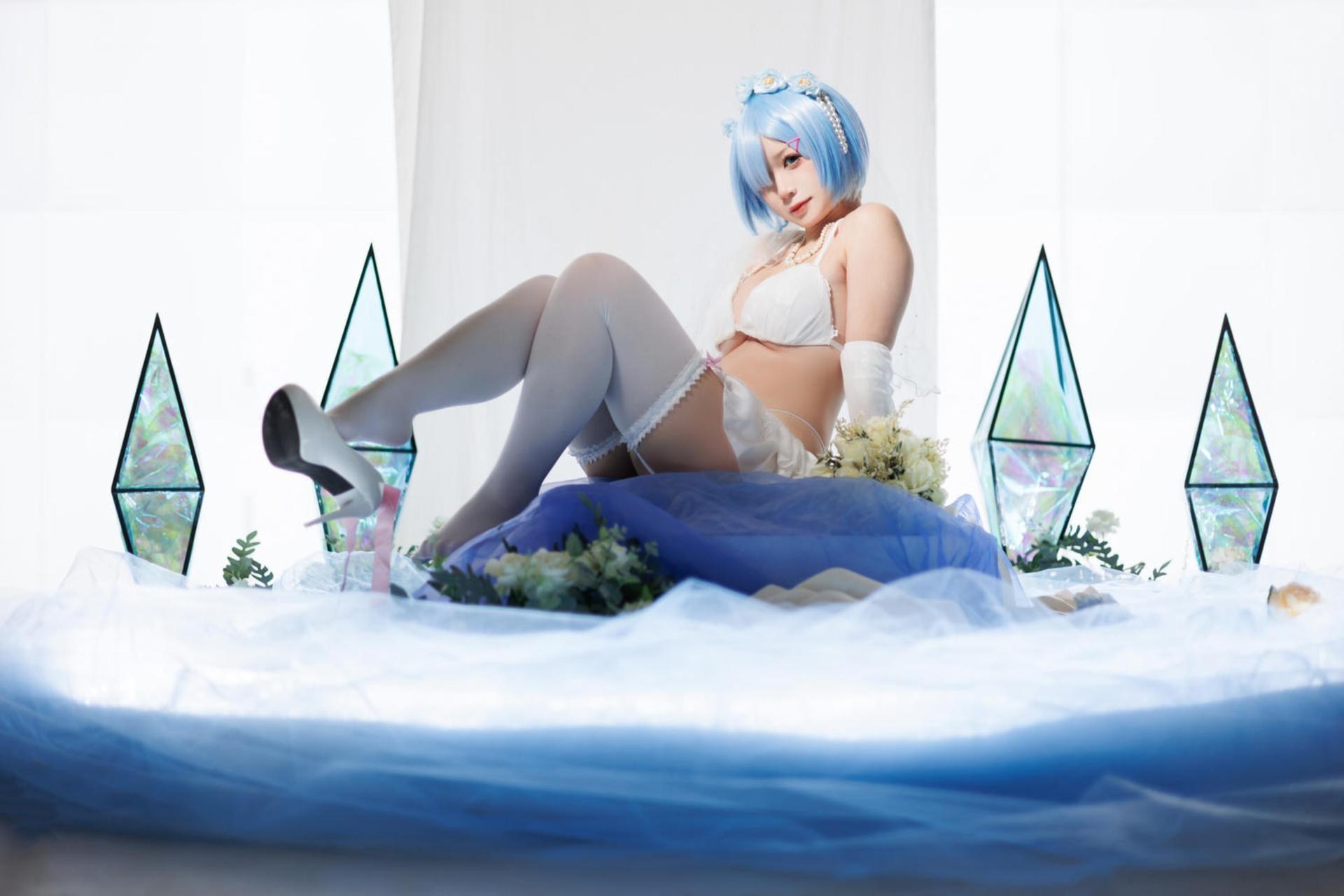 [cosplay] 樱落酱w - 蕾姆花嫁：蓝发婚纱白丝美腿 25P