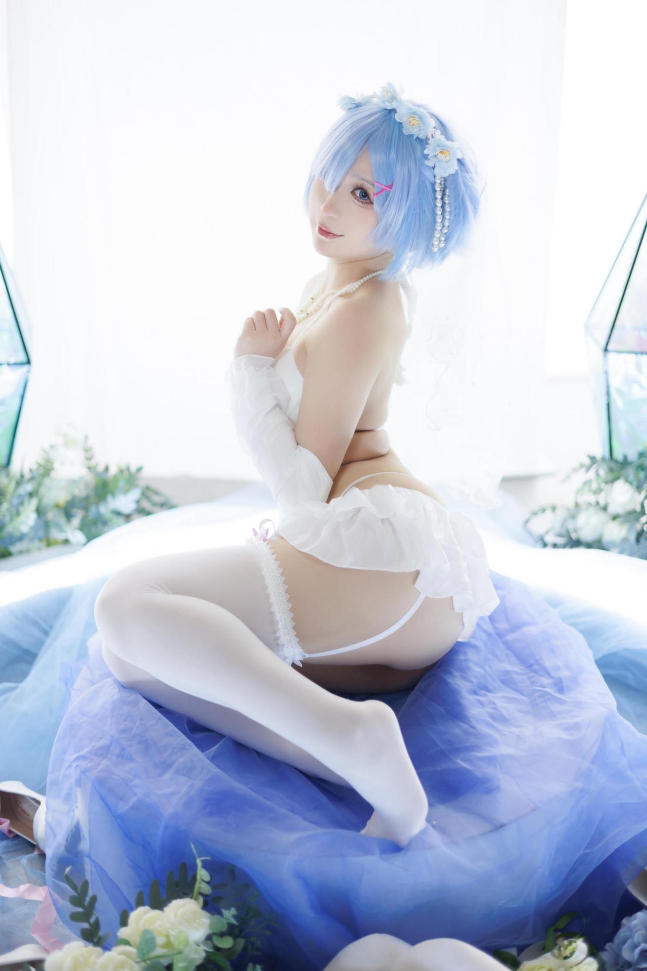 [cosplay] 樱落酱w - 蕾姆花嫁：蓝发婚纱白丝美腿 25P