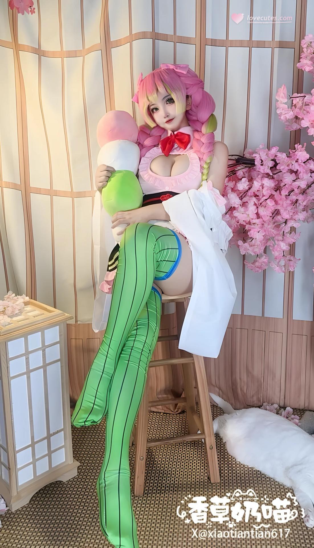 [cosplay] Xiangcao Naimiao - Bộ ảnh Demon Slayer Mitsuri Kanroji deluxe cosplay 204P71V