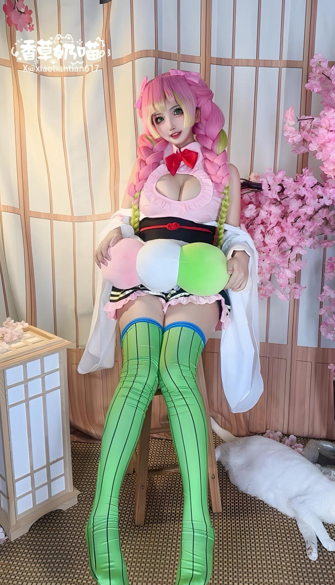 [cosplay] Xiangcao Naimiao - Bộ ảnh Demon Slayer Mitsuri Kanroji deluxe cosplay 204P71V