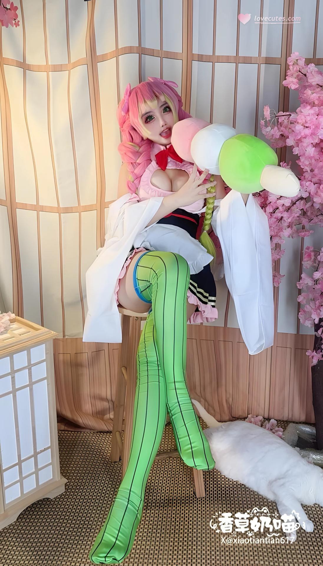[cosplay] Xiangcao Naimiao - Bộ ảnh Demon Slayer Mitsuri Kanroji deluxe cosplay 204P71V