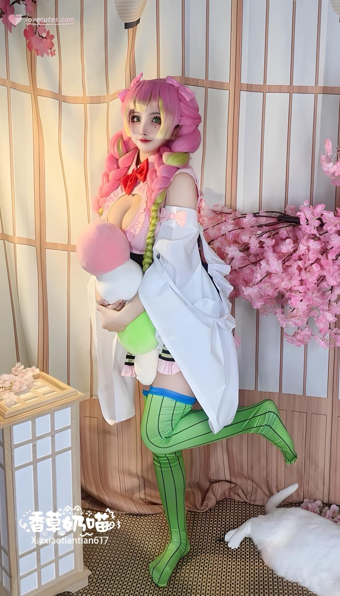 [cosplay] Xiangcao Naimiao - Bộ ảnh Demon Slayer Mitsuri Kanroji deluxe cosplay 204P71V