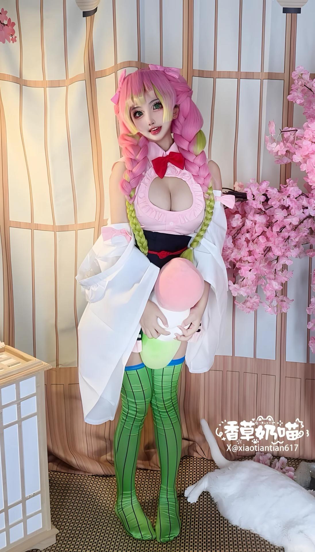 [cosplay] Xiangcao Naimiao - Bộ ảnh Demon Slayer Mitsuri Kanroji deluxe cosplay 204P71V