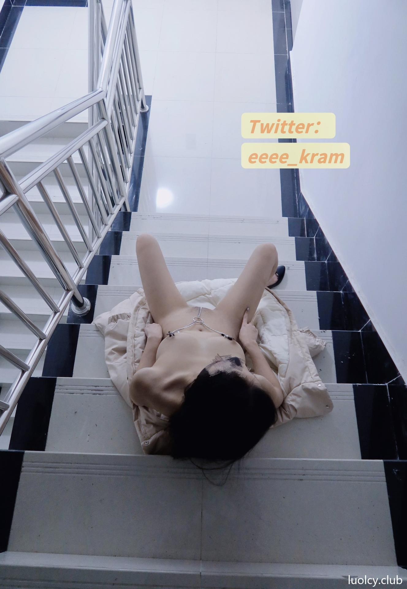 [私房] Eeee_kram - 白虎户外私拍：户外露出白虎私房 美臀大尺度 126P20V