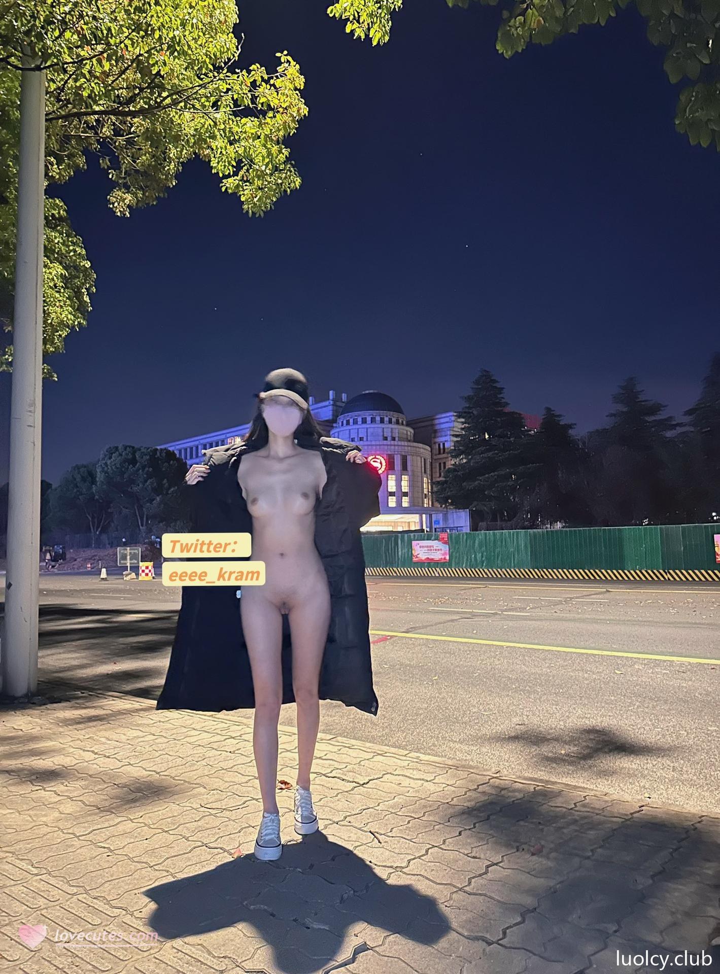 [私房] Eeee_kram - 白虎户外私拍：户外露出白虎私房 美臀大尺度 126P20V