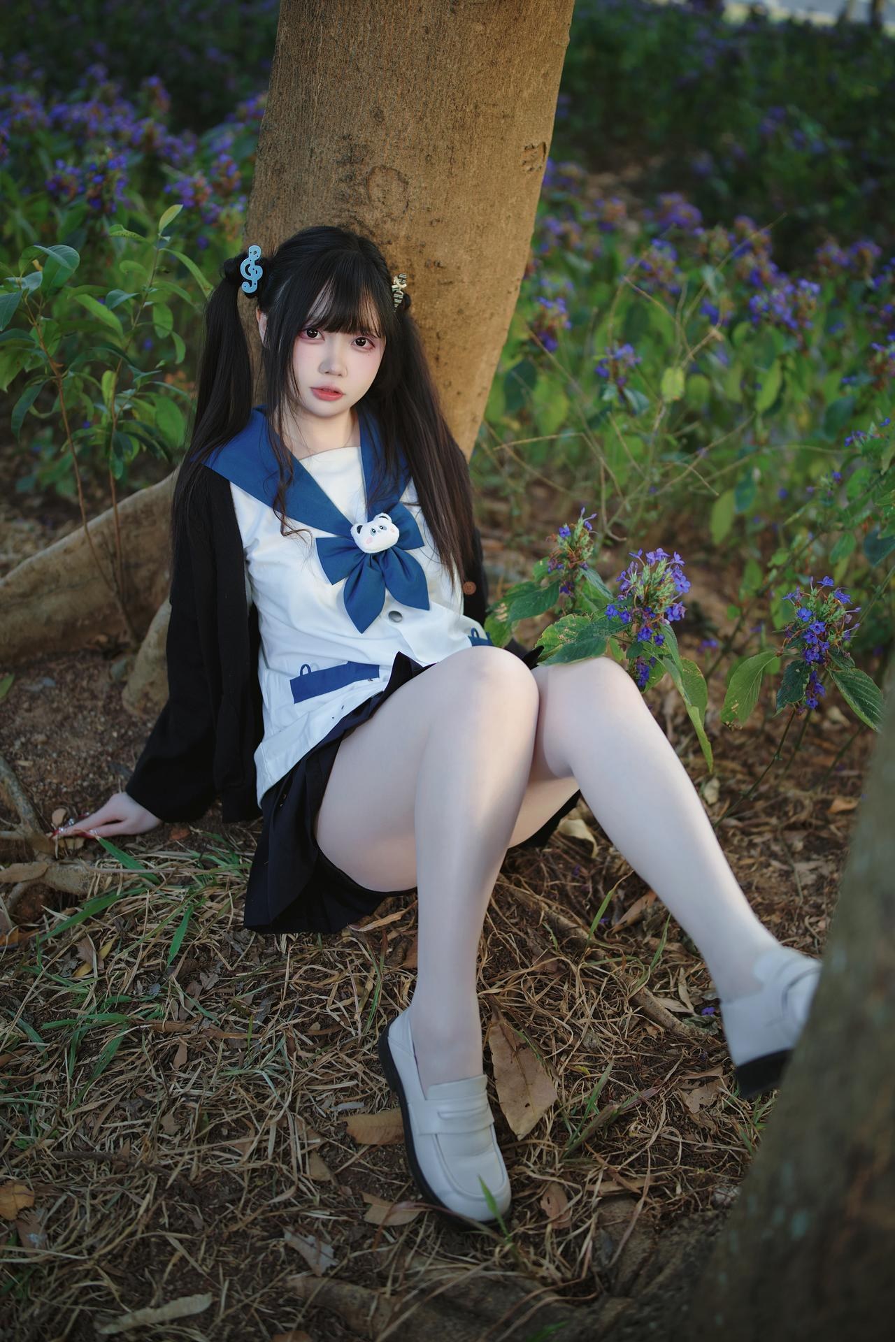 [Photo Set] Luosang w Yizi โฟโต้เซ็ต school-uniform styling, uniform styling, white stockings, leg-focused poses 38P