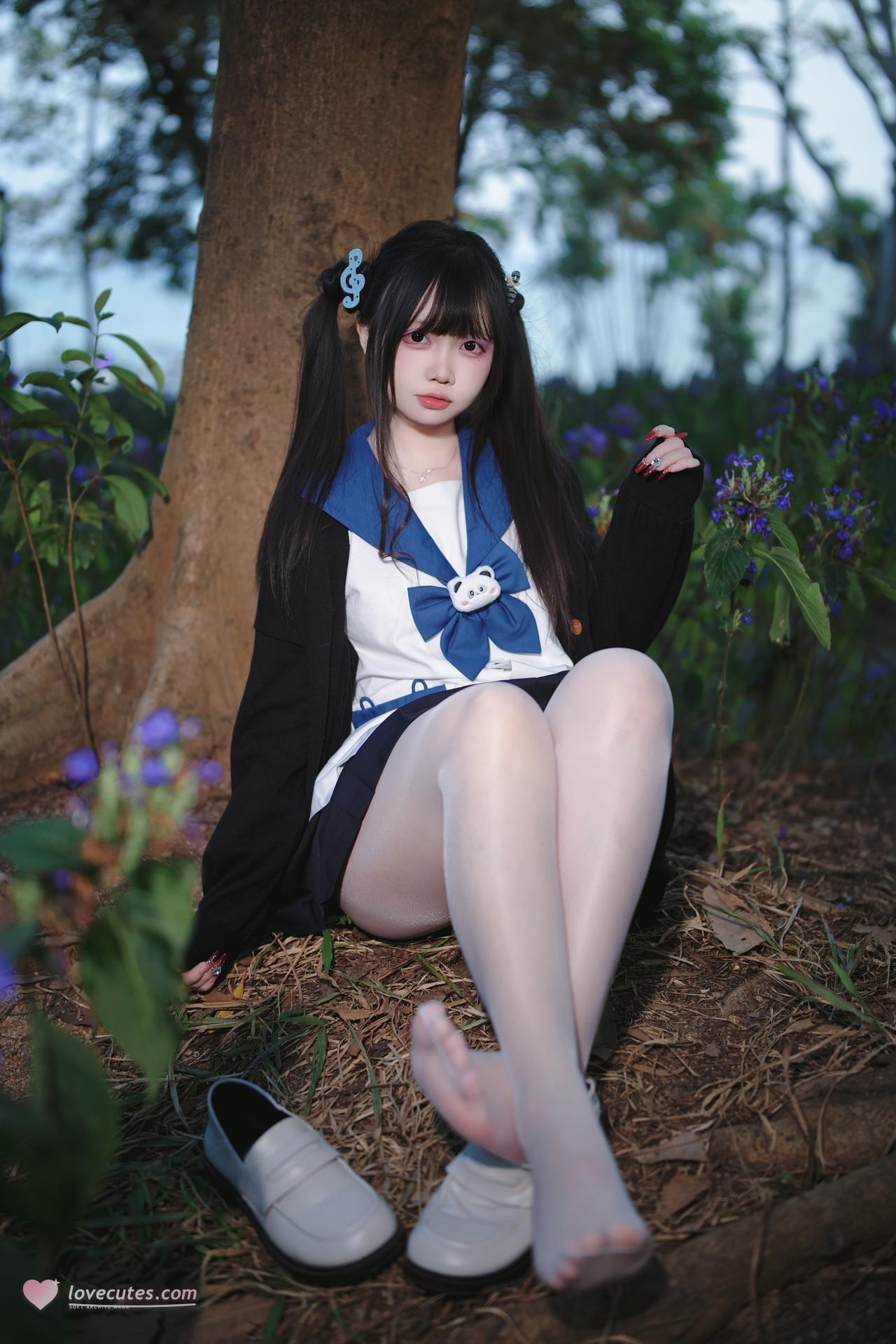 [Photo Set] Luosang w Yizi โฟโต้เซ็ต school-uniform styling, uniform styling, white stockings, leg-focused poses 38P