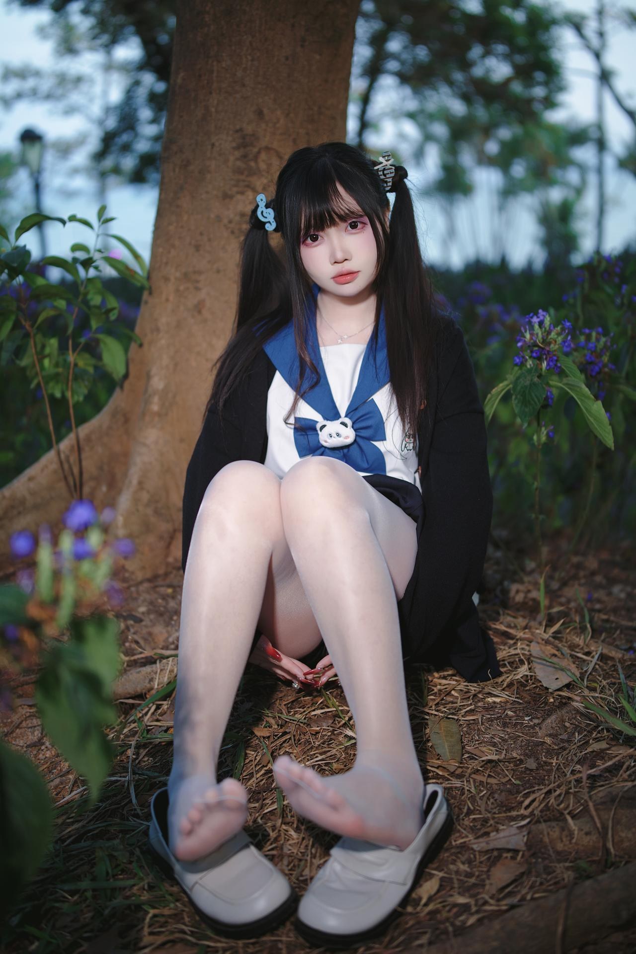 [Photo Set] Luosang w Yizi โฟโต้เซ็ต school-uniform styling, uniform styling, white stockings, leg-focused poses 38P