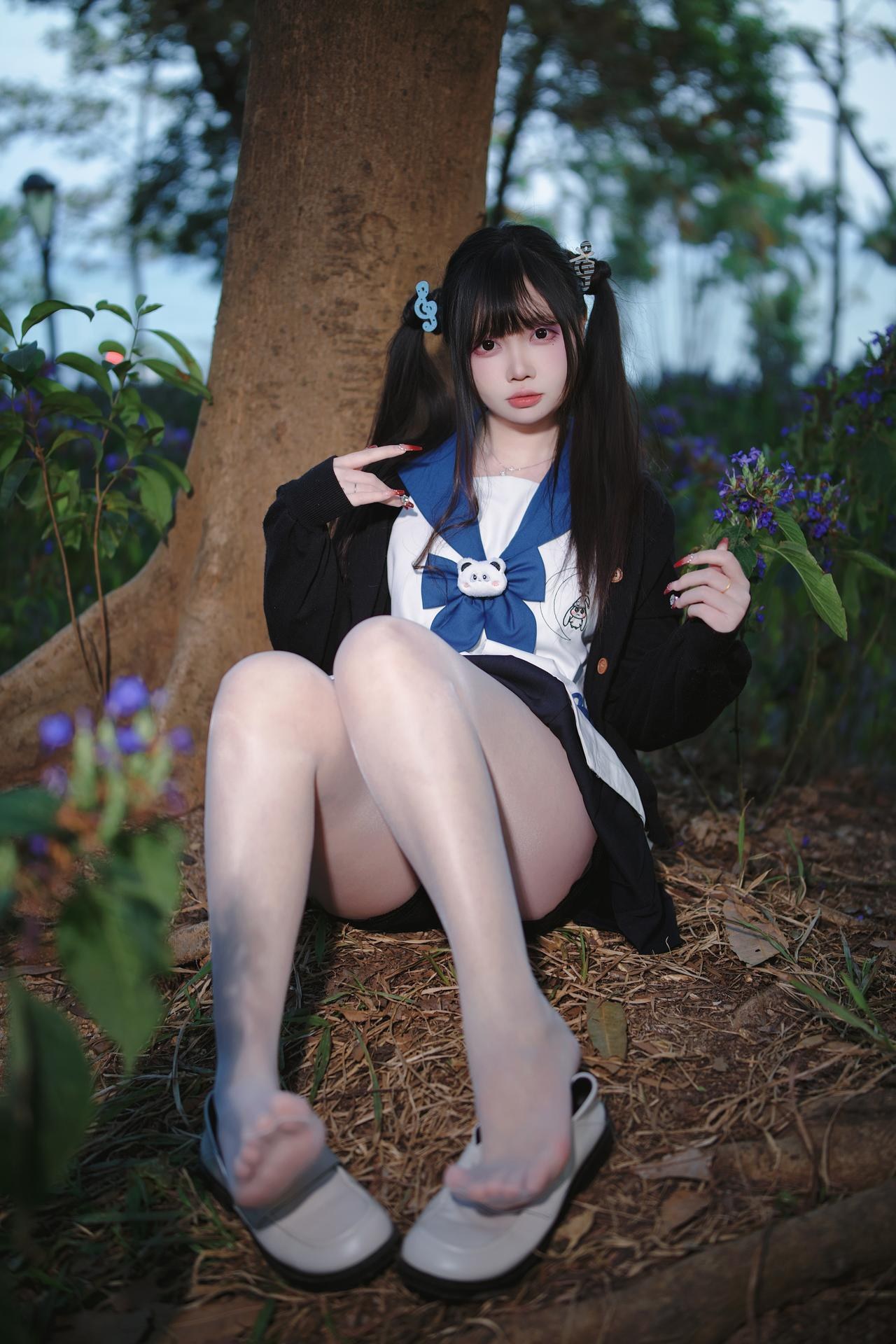 [Photo Set] Luosang w Yizi โฟโต้เซ็ต school-uniform styling, uniform styling, white stockings, leg-focused poses 38P