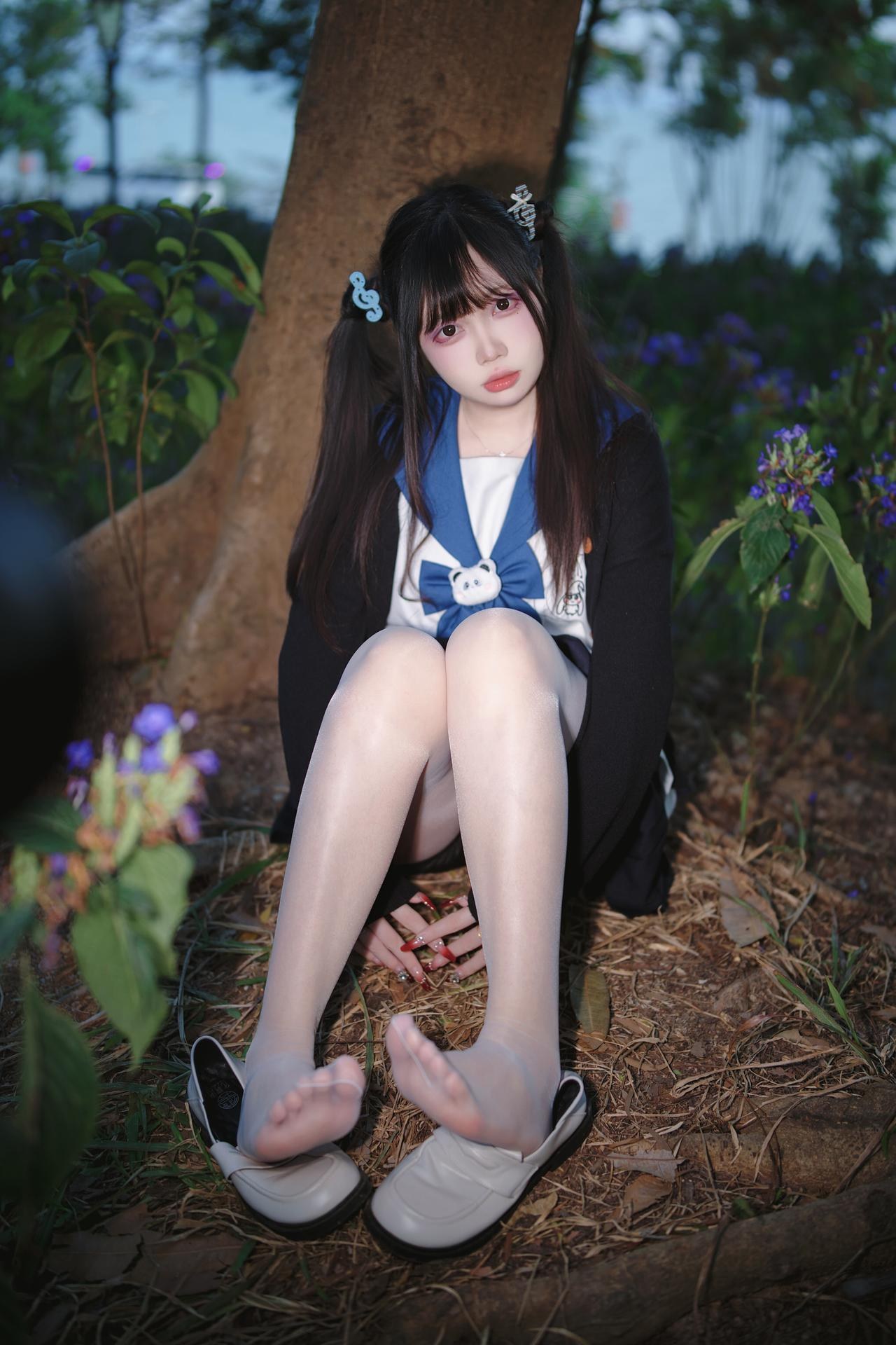 [Photo Set] Luosang w Yizi โฟโต้เซ็ต school-uniform styling, uniform styling, white stockings, leg-focused poses 38P