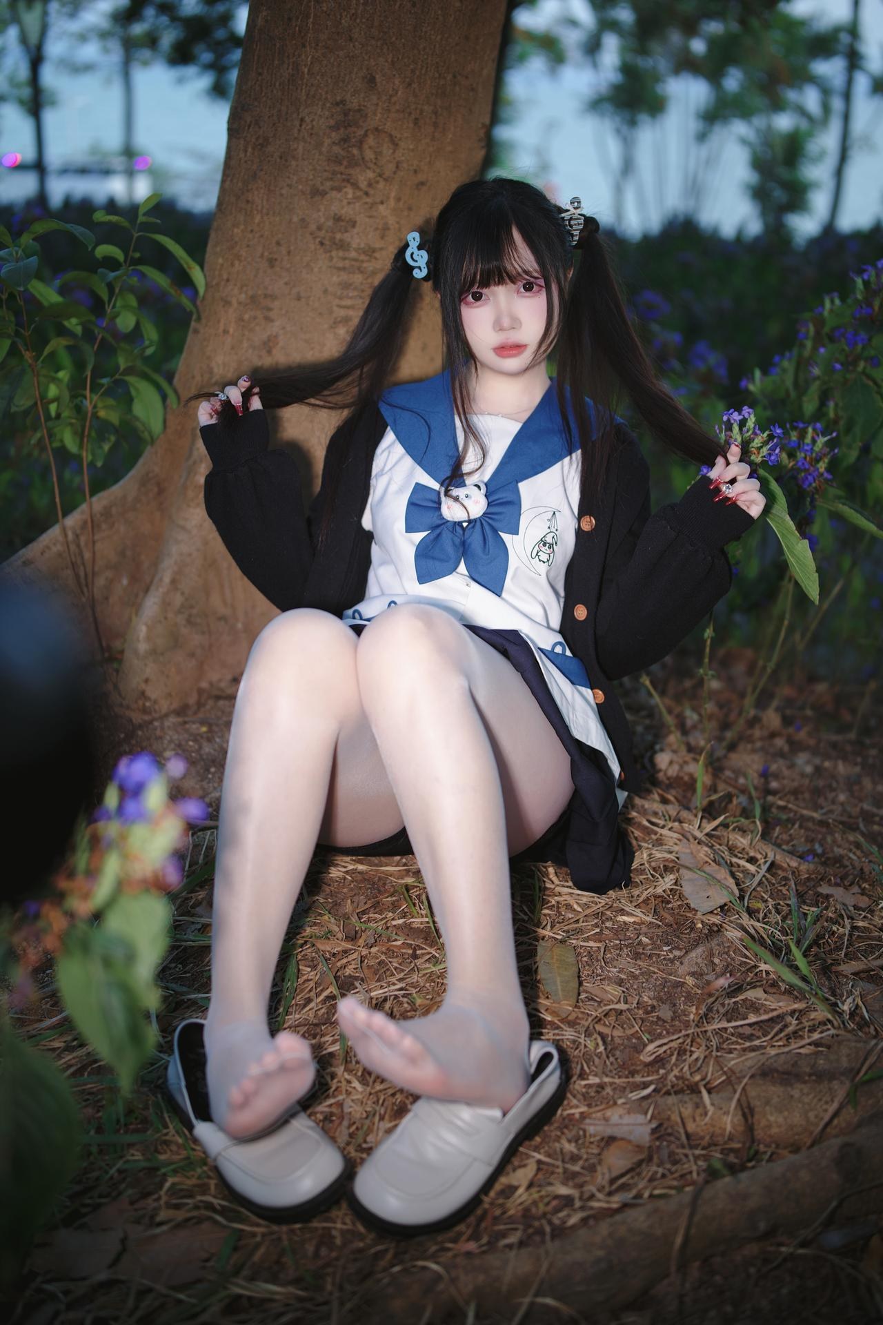 [Photo Set] Luosang w Yizi โฟโต้เซ็ต school-uniform styling, uniform styling, white stockings, leg-focused poses 38P