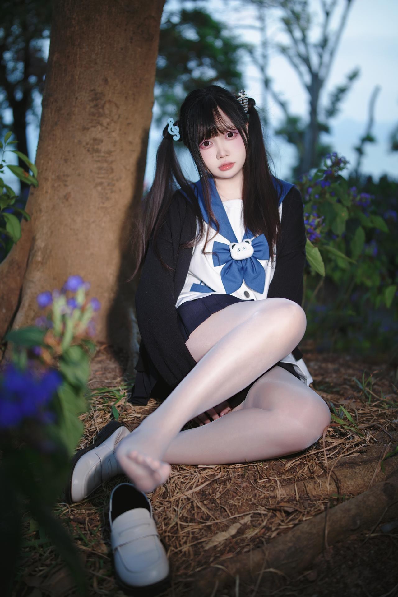 [Photo Set] Luosang w Yizi โฟโต้เซ็ต school-uniform styling, uniform styling, white stockings, leg-focused poses 38P