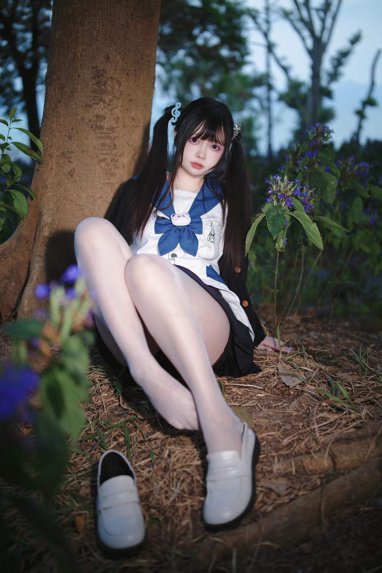 [Photo Set] Luosang w Yizi โฟโต้เซ็ต school-uniform styling, uniform styling, white stockings, leg-focused poses 38P