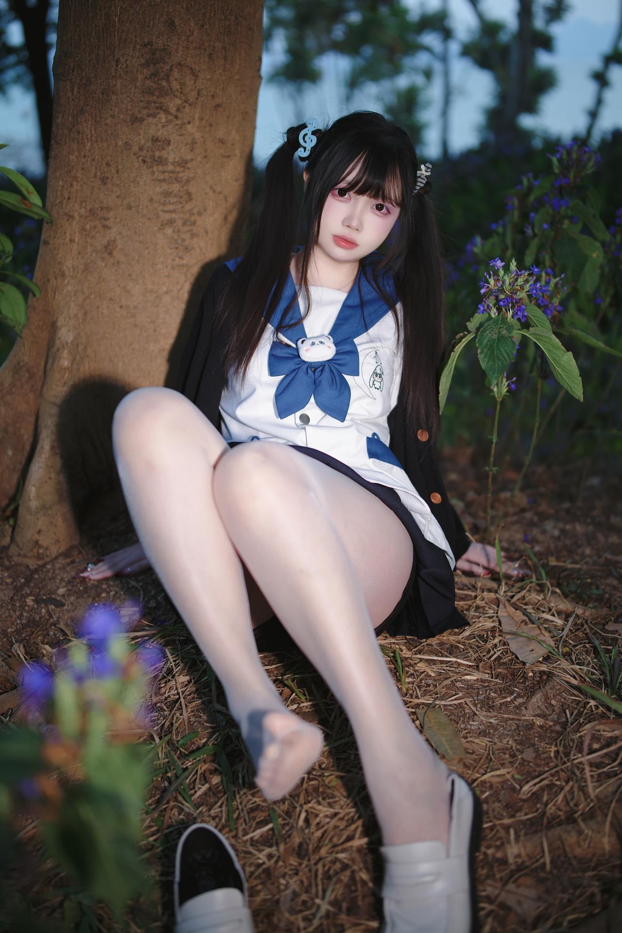 [Photo Set] Luosang w Yizi โฟโต้เซ็ต school-uniform styling, uniform styling, white stockings, leg-focused poses 38P