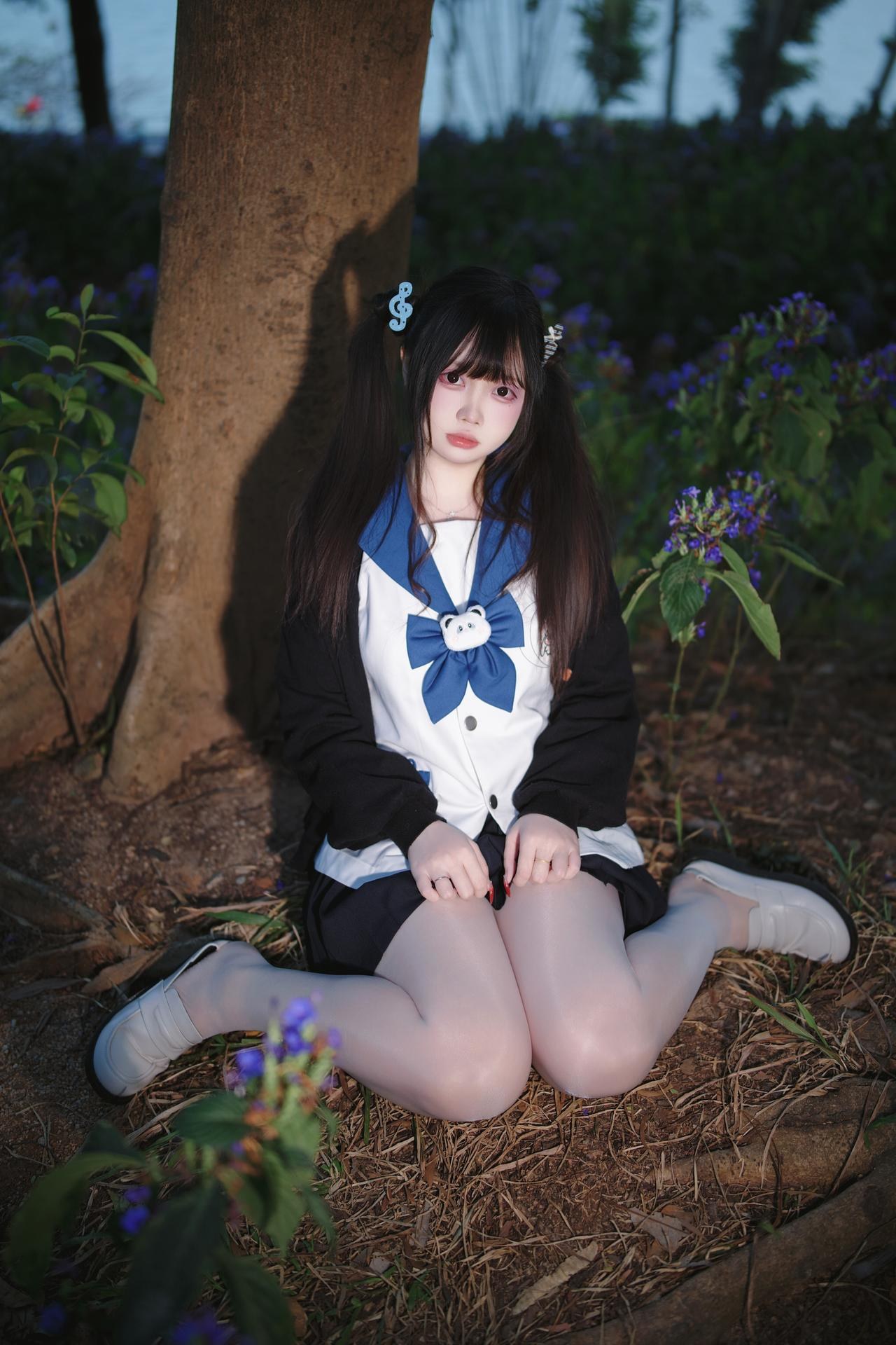 [Photo Set] Luosang w Yizi โฟโต้เซ็ต school-uniform styling, uniform styling, white stockings, leg-focused poses 38P