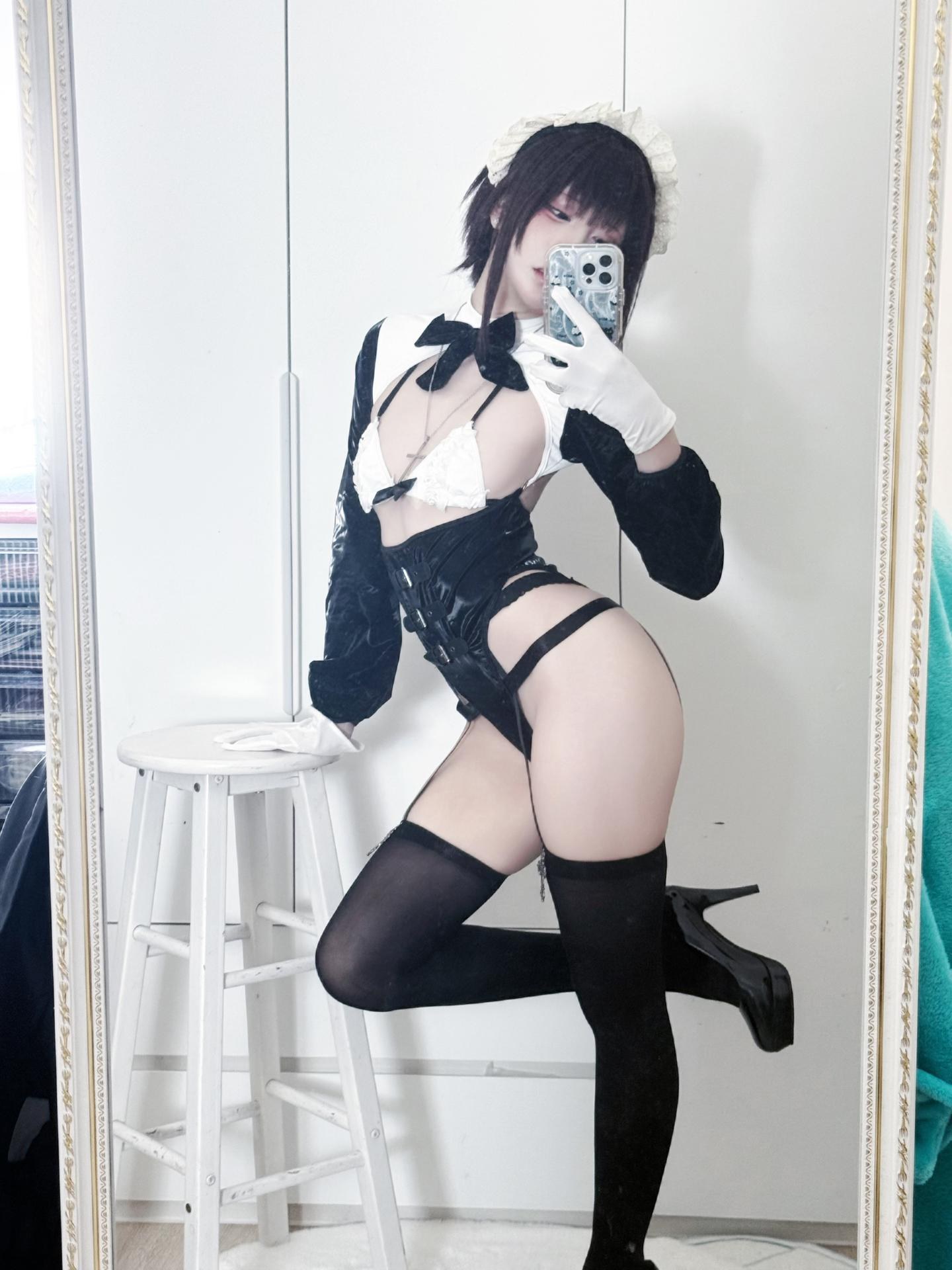[Photo Set] Etsu_ko โฟโต้เซ็ต maid, black stockings, uniform styling, leg-focused poses 36P