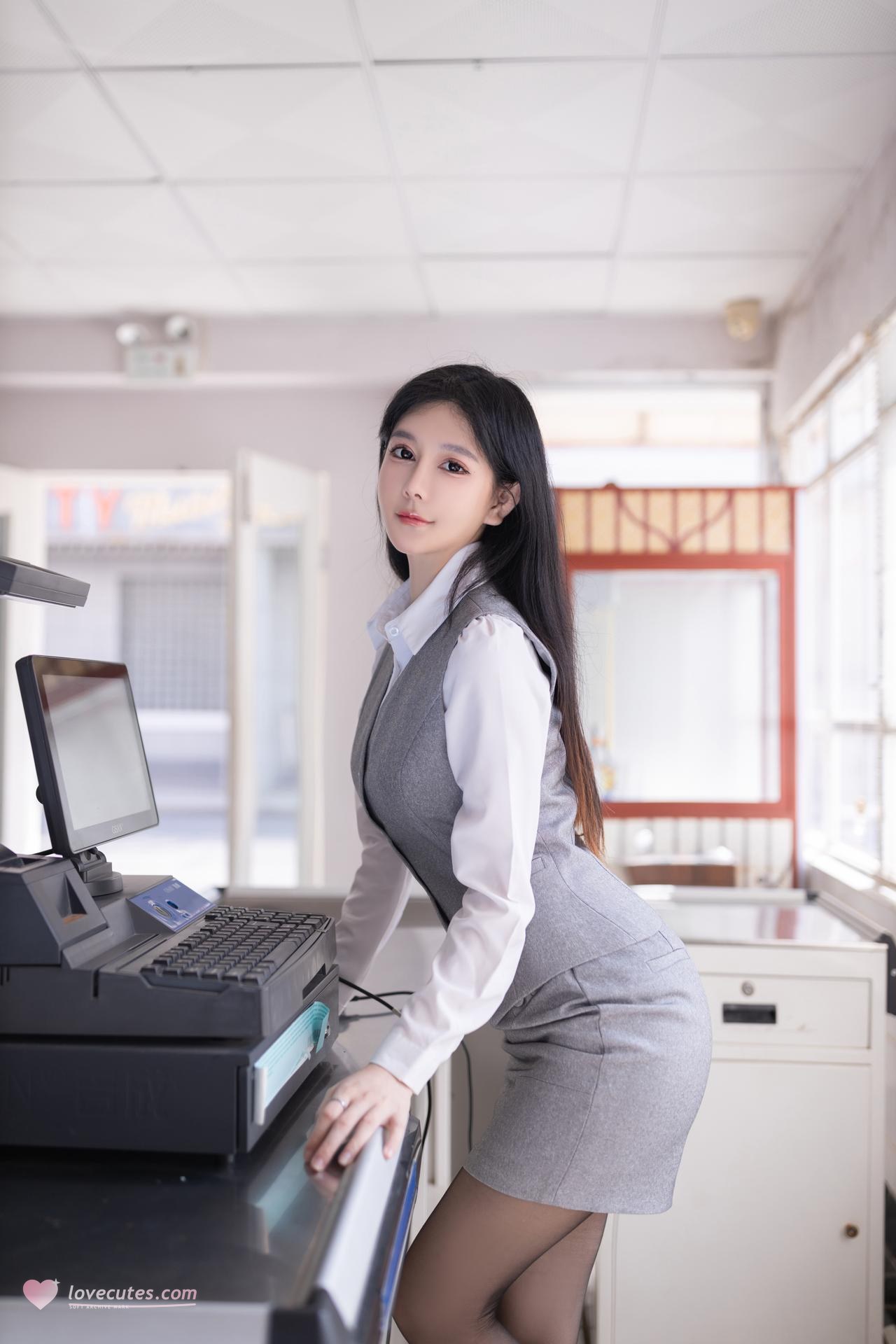 [模特] 谢小蒽 - 秀人网模特 便利店新星：便利店制服灰裙 美腿私房 100P