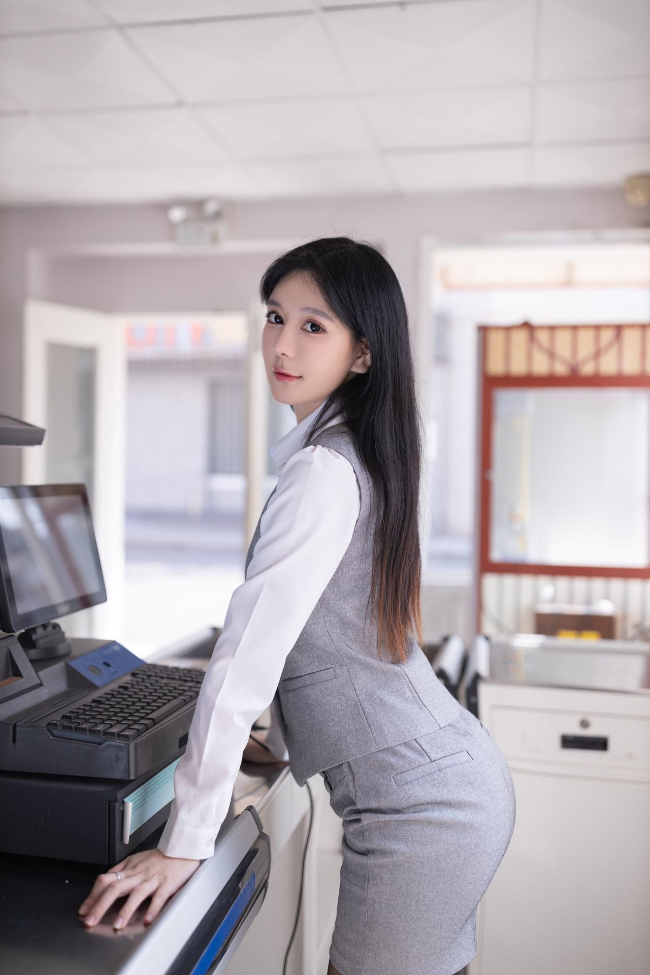 [模特] 谢小蒽 - 秀人网模特 便利店新星：便利店制服灰裙 美腿私房 100P