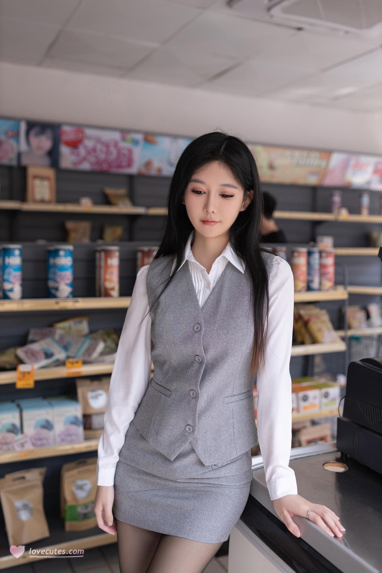 [模特] 谢小蒽 - 秀人网模特 便利店新星：便利店制服灰裙 美腿私房 100P