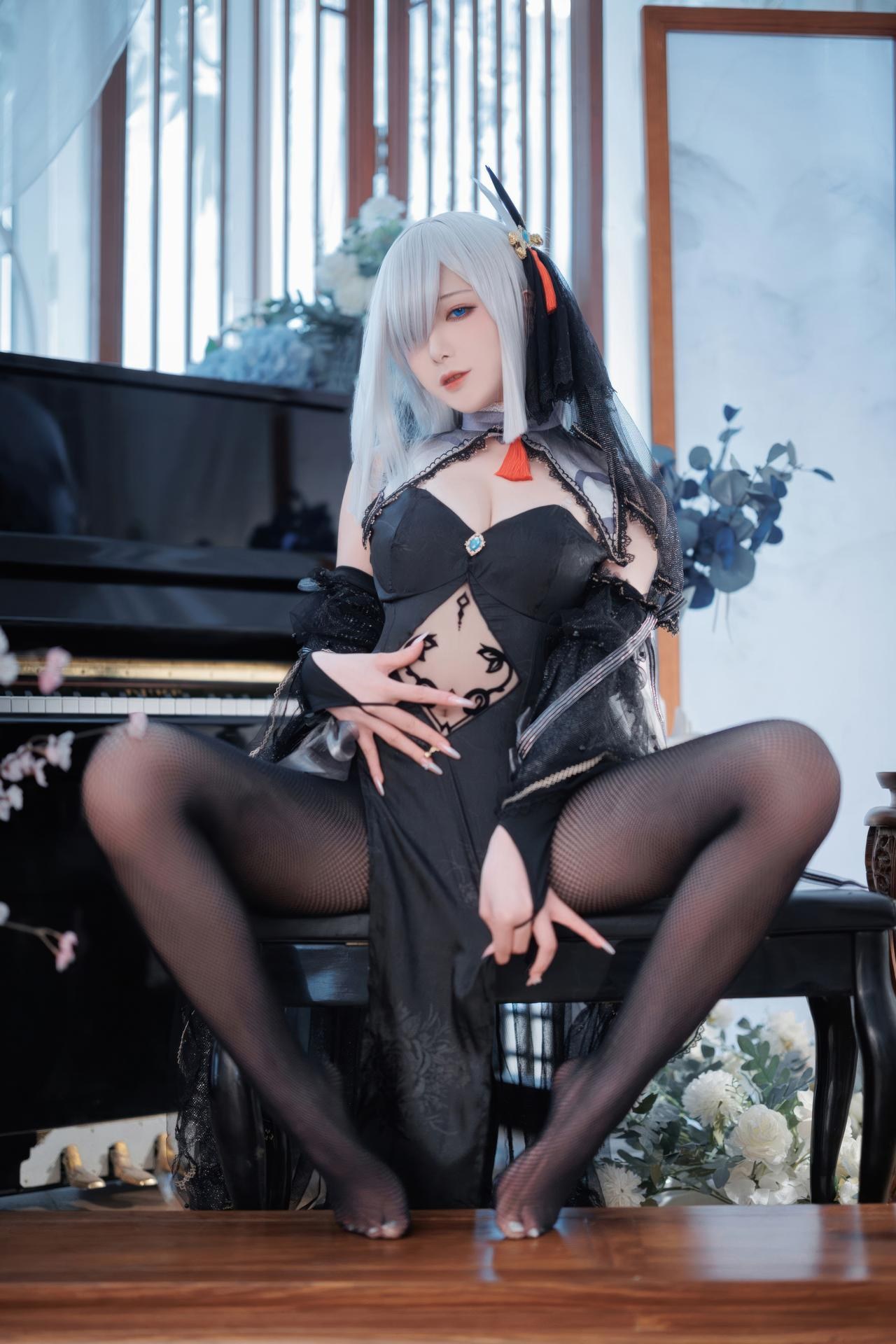 [cosplay] 封疆疆v - 原神 申鹤黑婚纱：黑纱礼服大尺度角色还原 20P