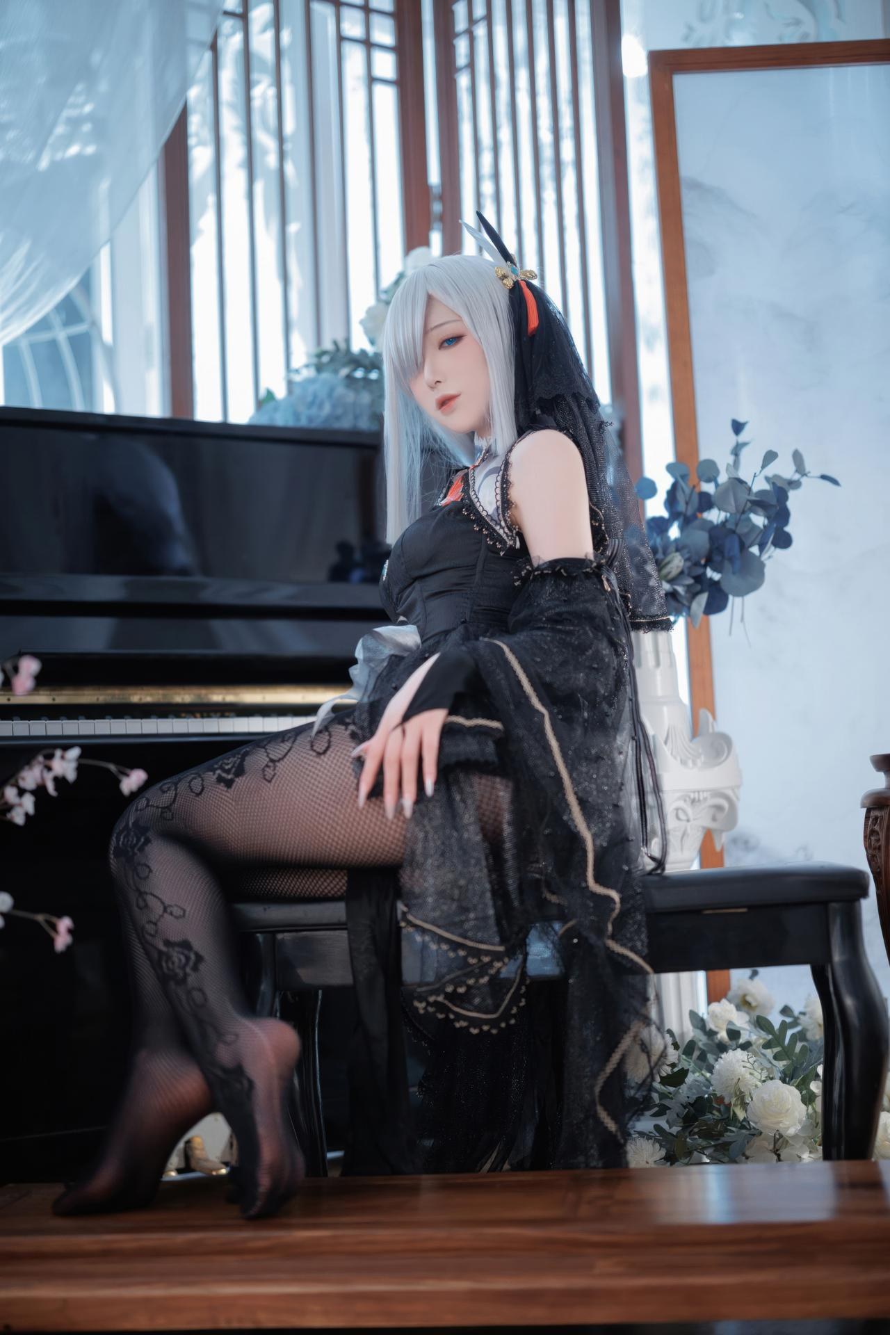 [cosplay] 封疆疆v - 原神 申鹤黑婚纱：黑纱礼服大尺度角色还原 20P