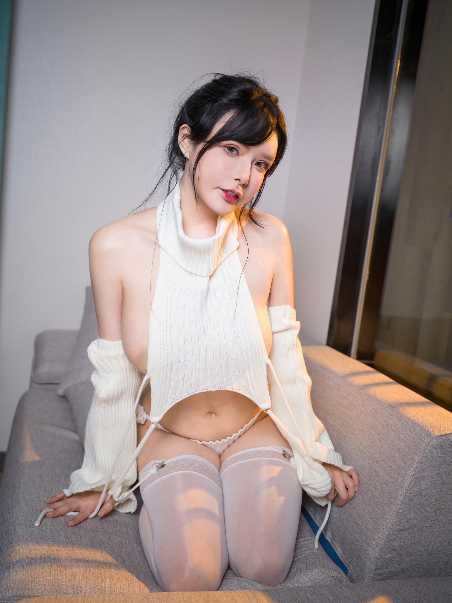[私房] 秋和柯基 - 毛衣：毛衣美胸翘臀大尺度私房 23P1V