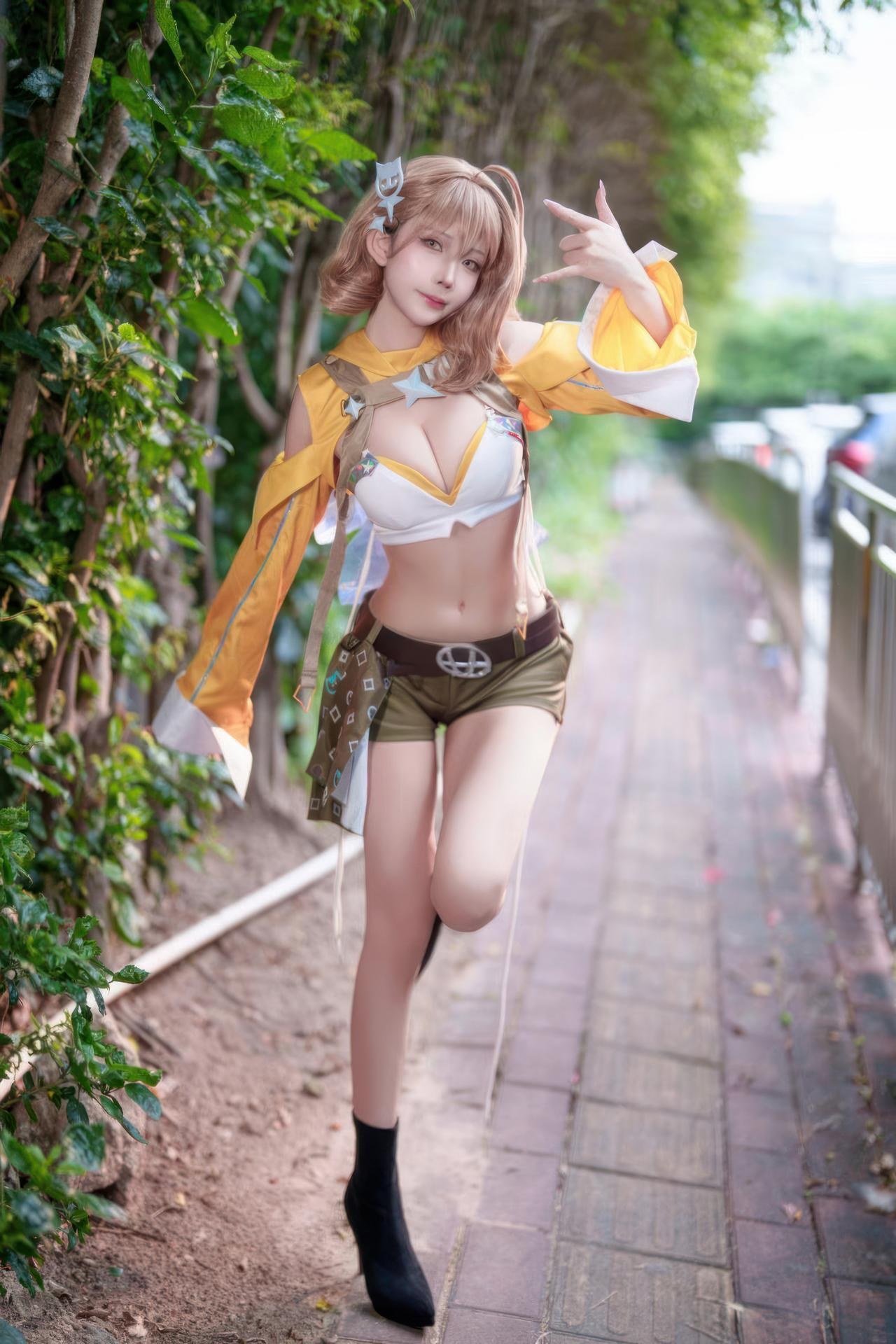 [cosplay] 抱走莫子aa - Nikke胜利女神 阿妮斯：超级巨星舞台装美腿游戏角色 23P