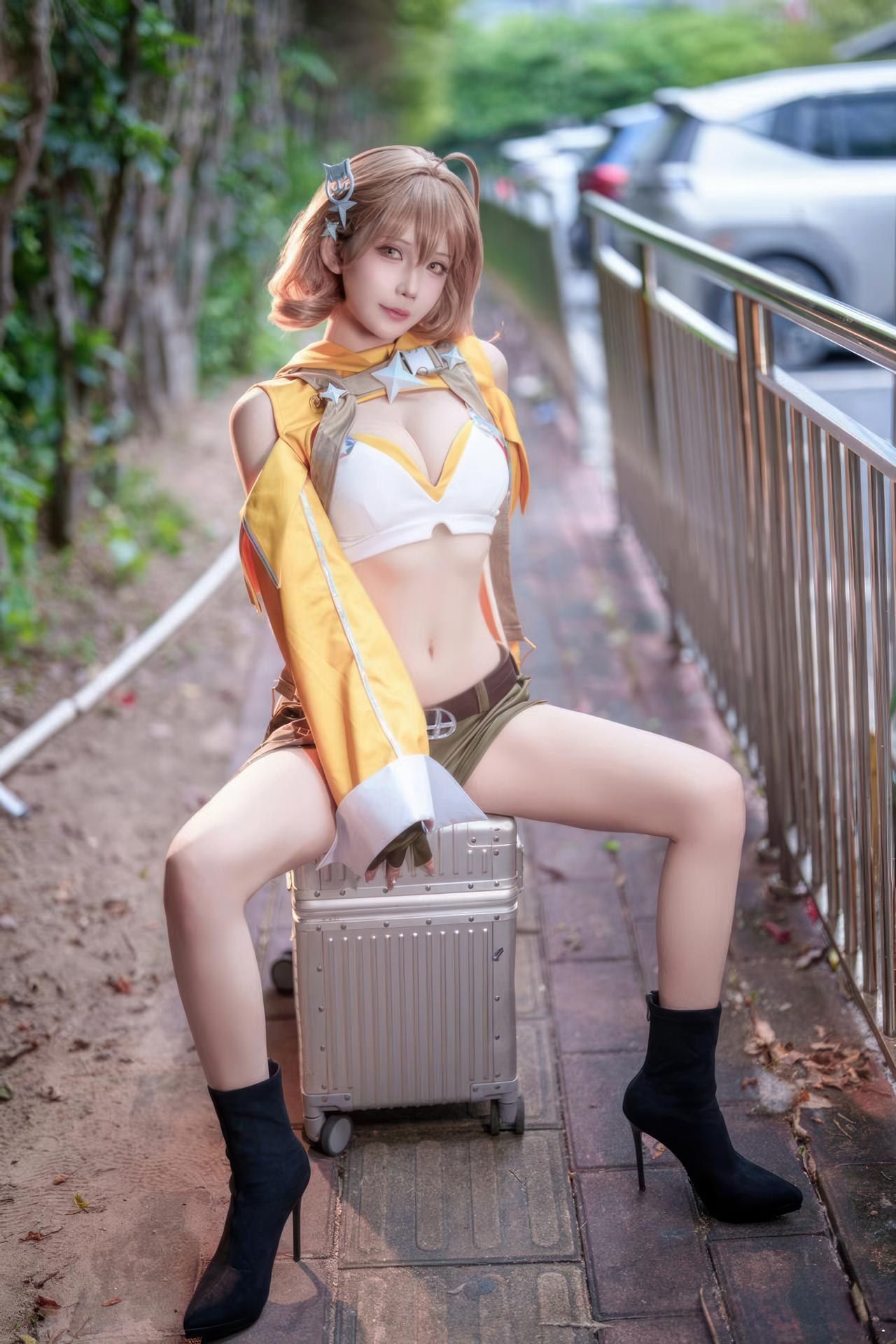 [cosplay] 抱走莫子aa - Nikke胜利女神 阿妮斯：超级巨星舞台装美腿游戏角色 23P