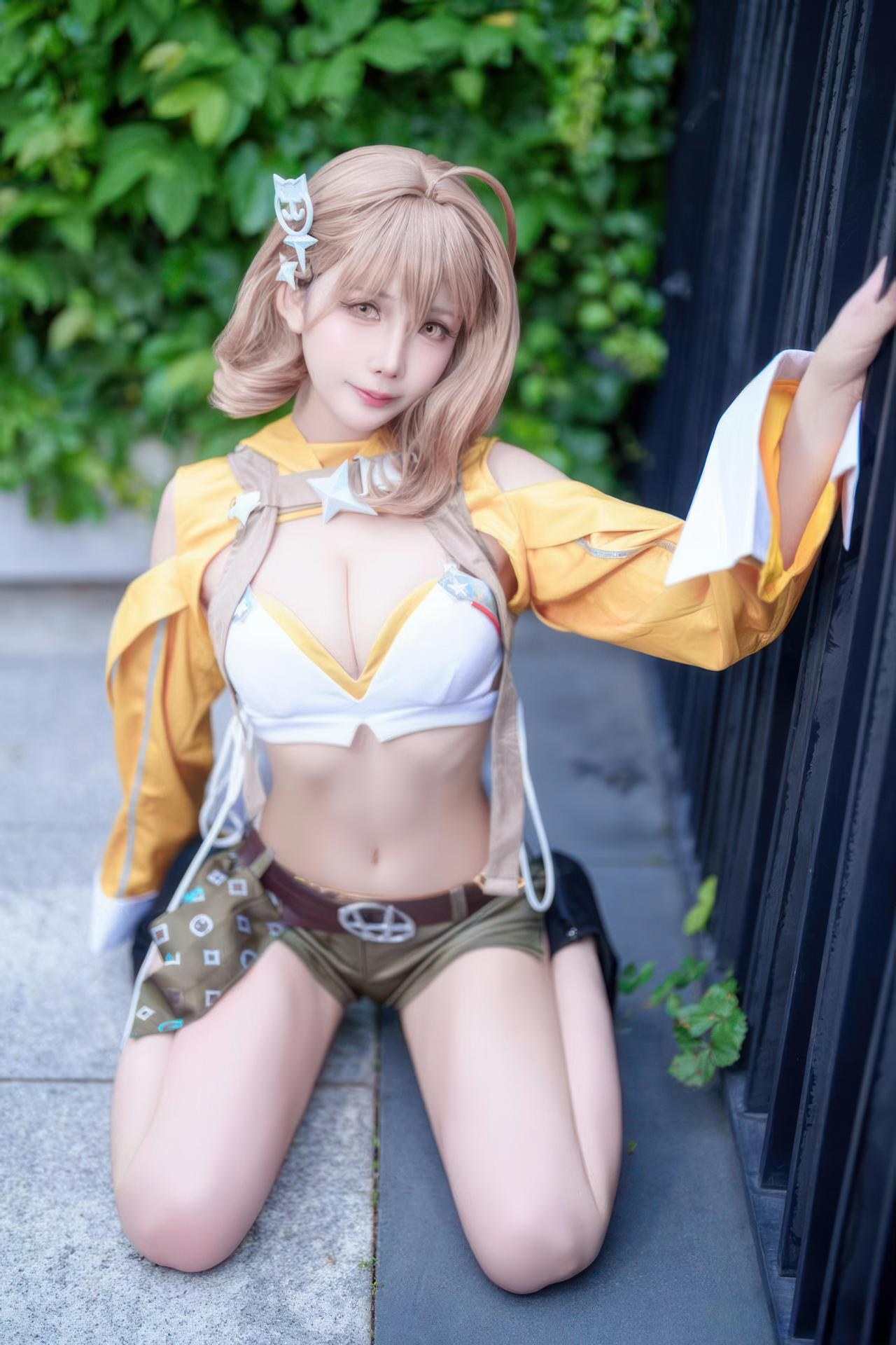 [cosplay] 抱走莫子aa - Nikke胜利女神 阿妮斯：超级巨星舞台装美腿游戏角色 23P