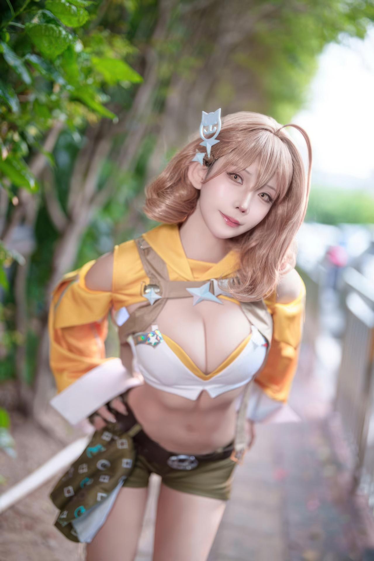 [cosplay] 抱走莫子aa - Nikke胜利女神 阿妮斯：超级巨星舞台装美腿游戏角色 23P
