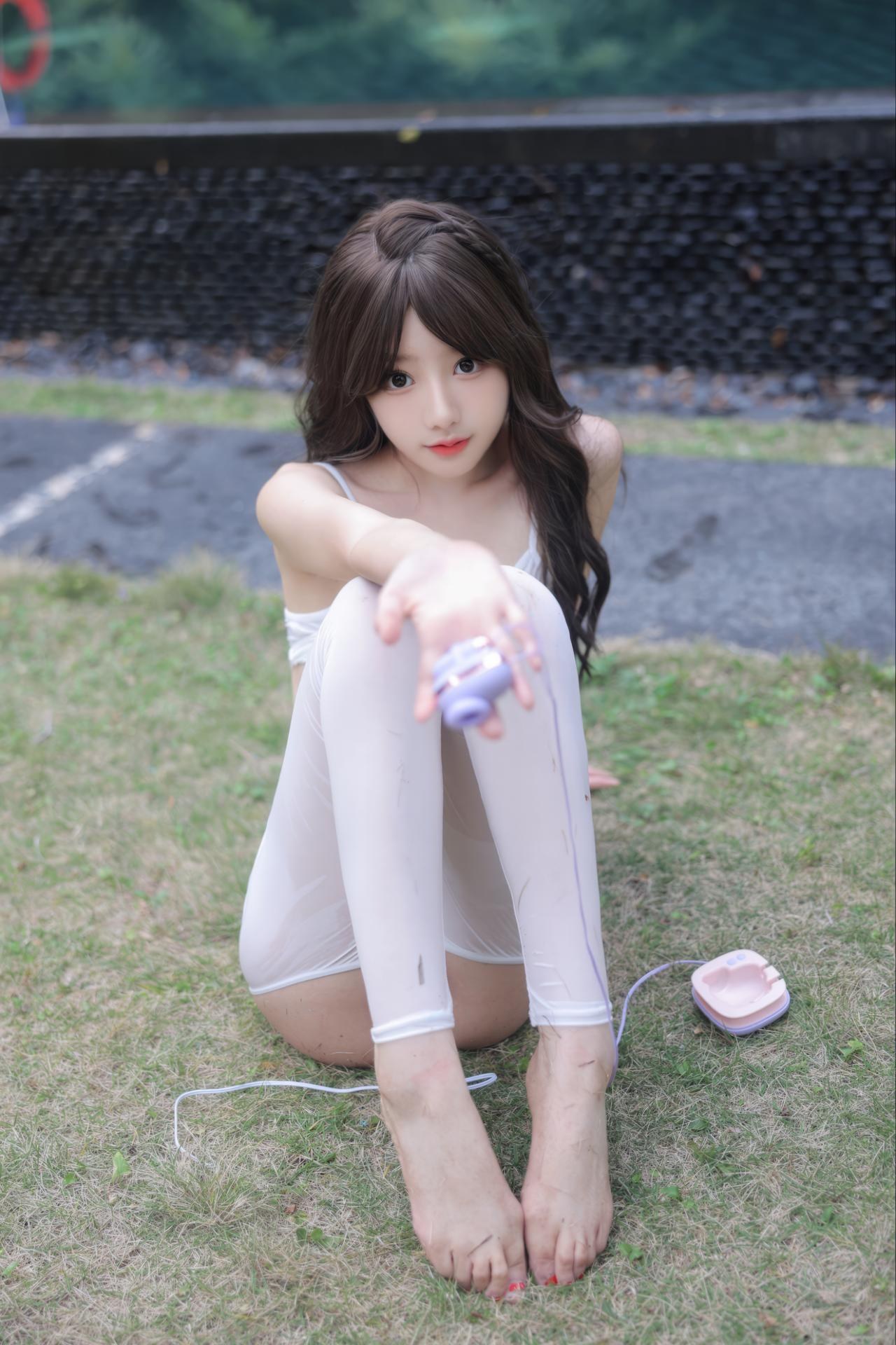 [模特] 桃妖夭 - 秀人网模特 户外：秀人网模特户外写真美腿 80P