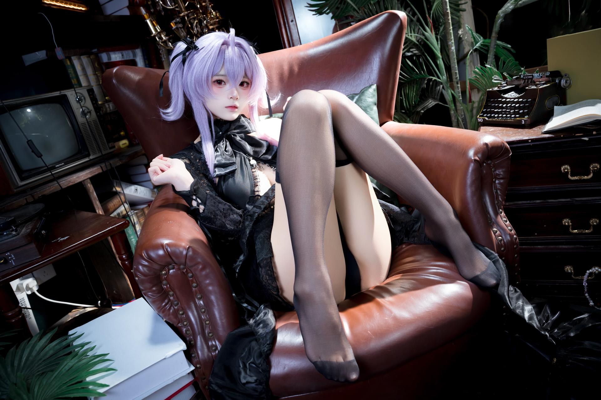 [cosplay] 九柒喵 - 水母：水母角色还原美腿大尺度 26P