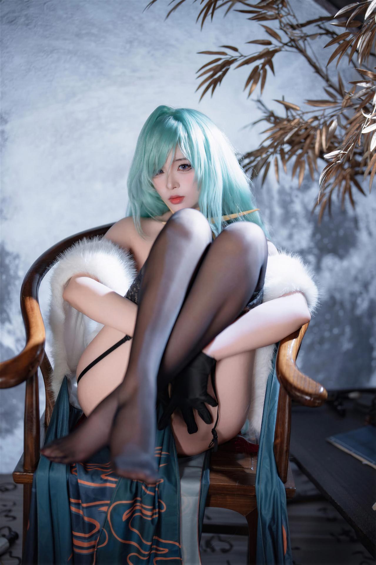 [cosplay] 轩萧学姐 - 碧蓝航线 莫斯科旗袍：碧蓝航线 莫斯科旗袍角色还原旗袍美腿 50P