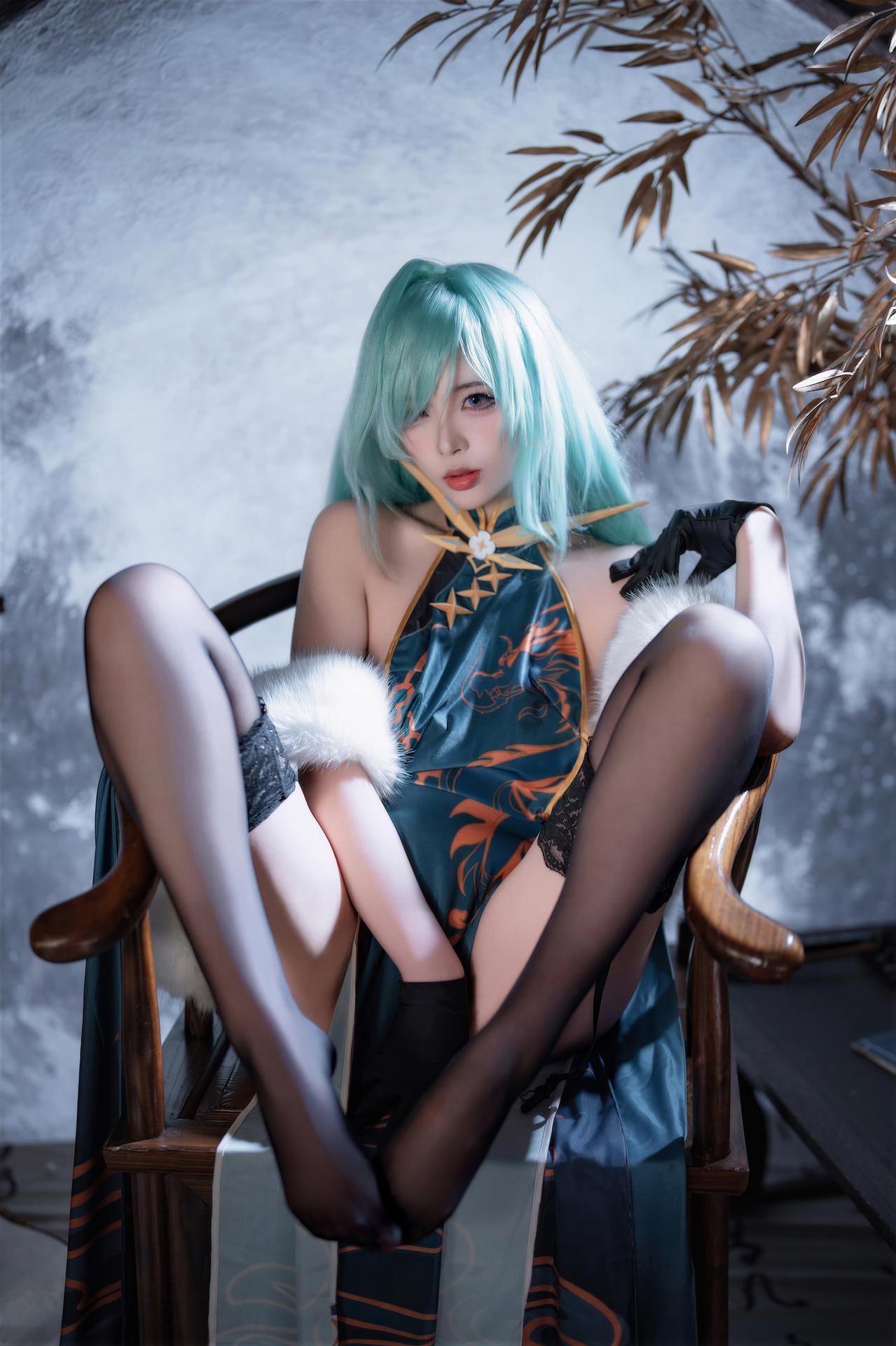 [cosplay] 轩萧学姐 - 碧蓝航线 莫斯科旗袍：碧蓝航线 莫斯科旗袍角色还原旗袍美腿 50P