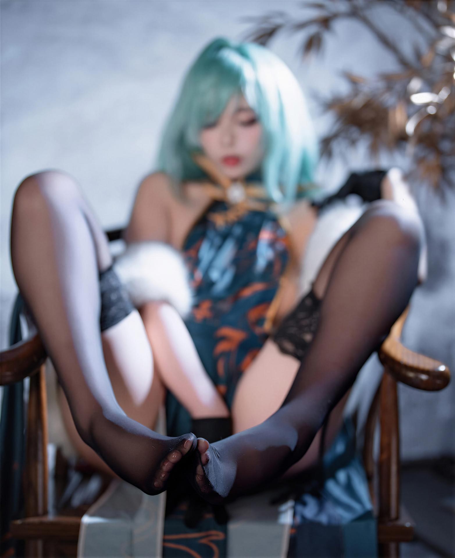 [cosplay] 轩萧学姐 - 碧蓝航线 莫斯科旗袍：碧蓝航线 莫斯科旗袍角色还原旗袍美腿 50P