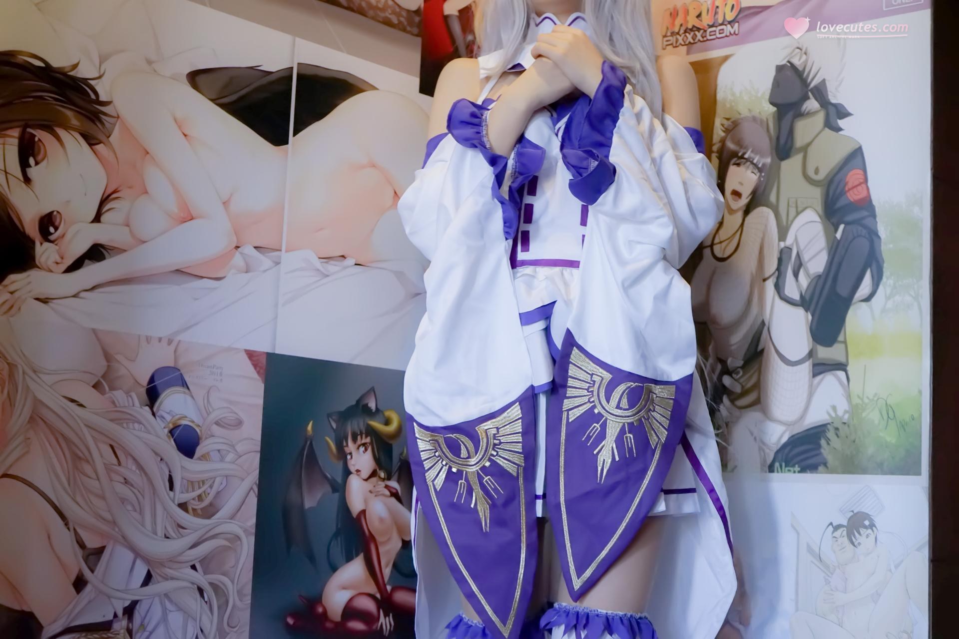 [cosplay] 少女映画 - 艾米莉亚：翘臀蕾丝内衣白丝大尺度角色还原 97P