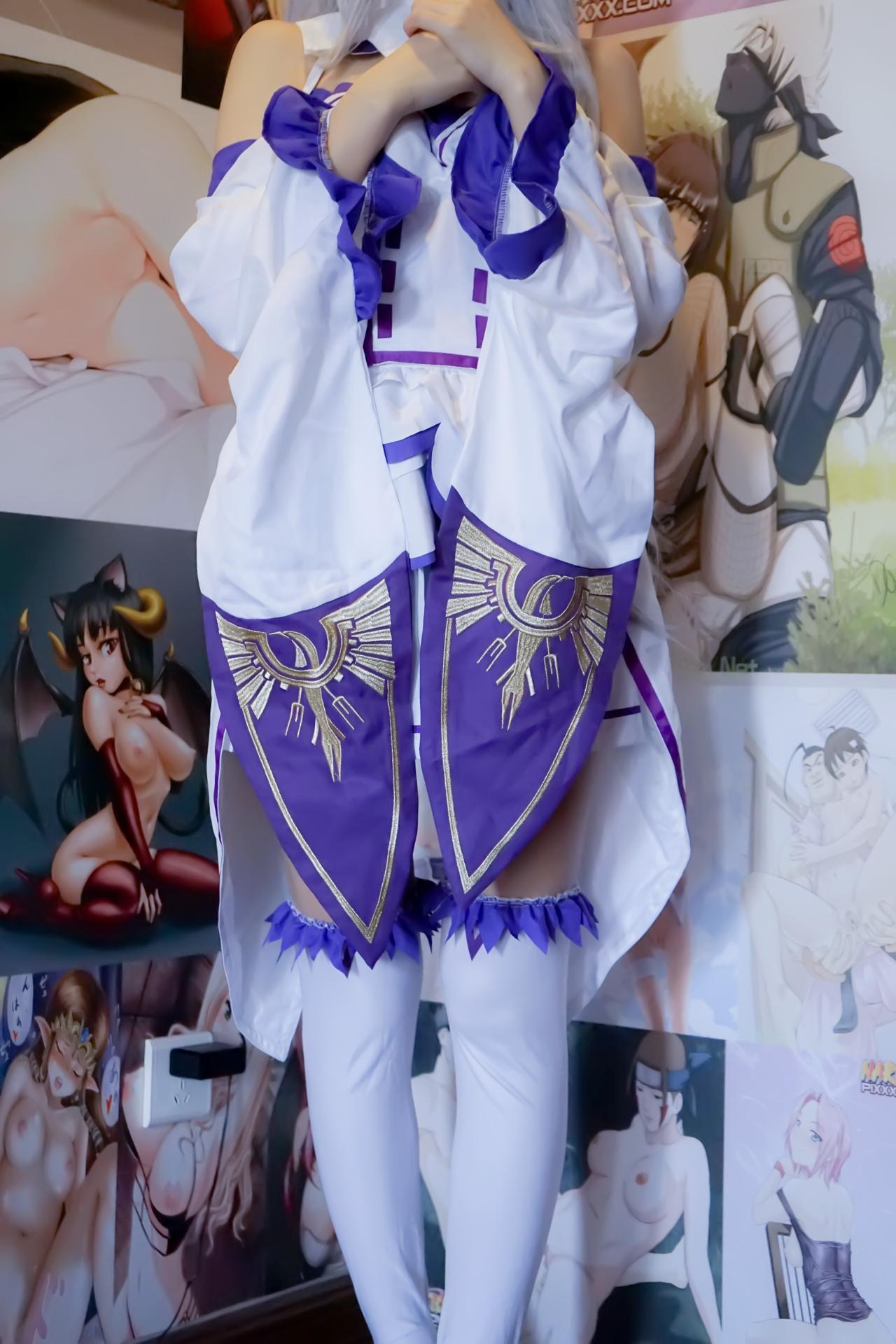 [cosplay] 少女映画 - 艾米莉亚：翘臀蕾丝内衣白丝大尺度角色还原 97P