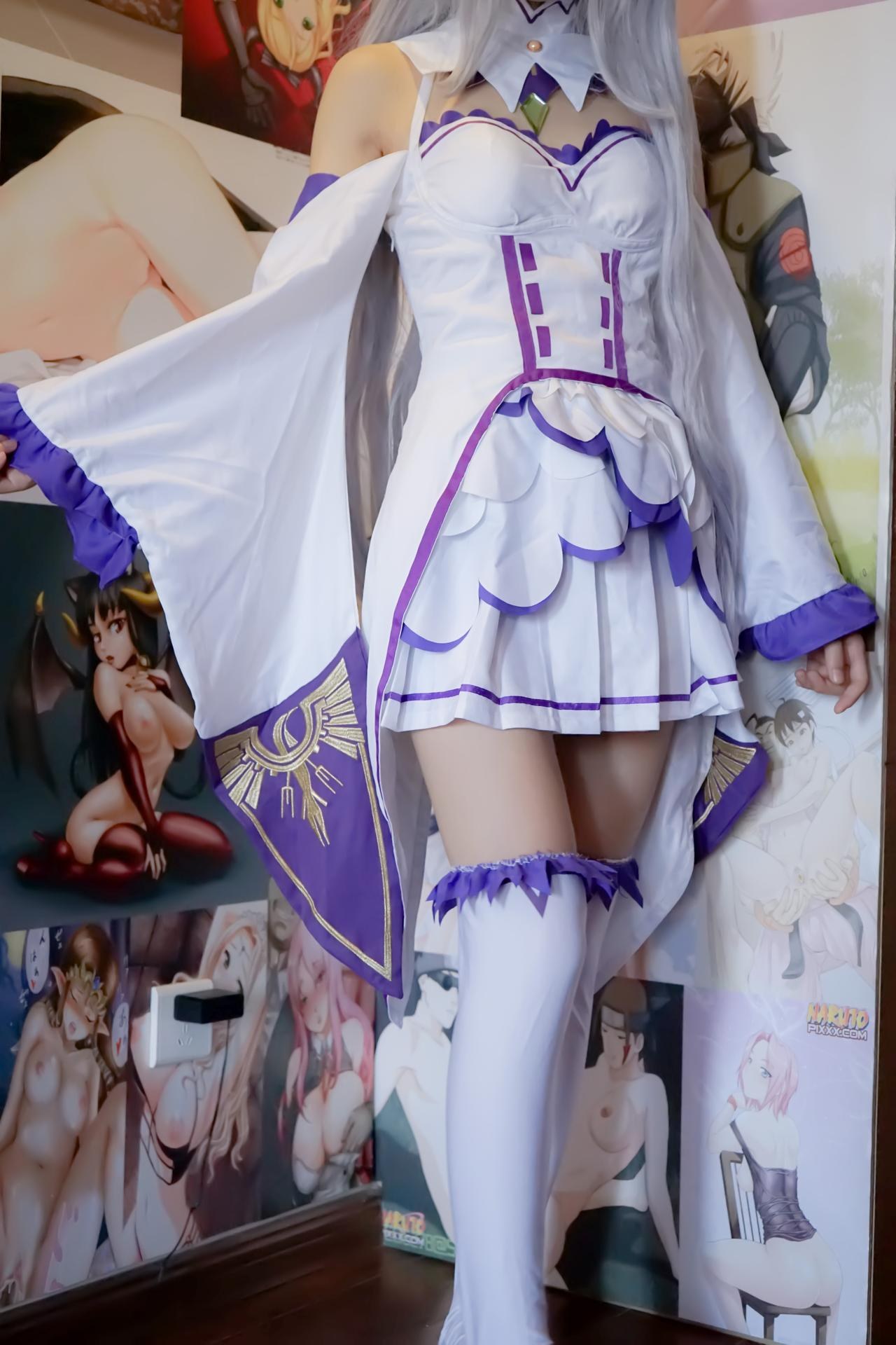 [cosplay] 少女映画 - 艾米莉亚：翘臀蕾丝内衣白丝大尺度角色还原 97P